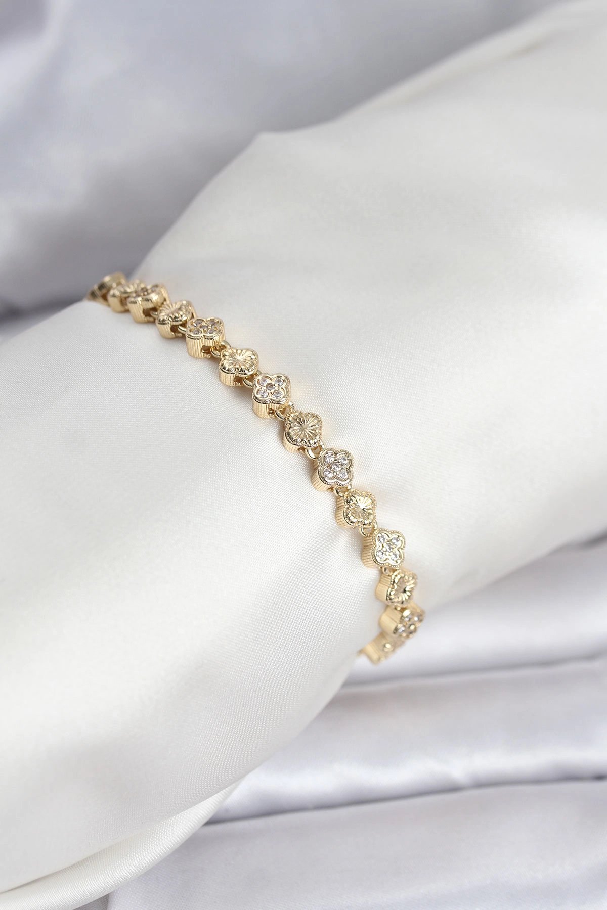 Pirinç Gold Renk Vıp Seri Sıralı Yonca Model Zirkon Taşlı Kadın Bileklik