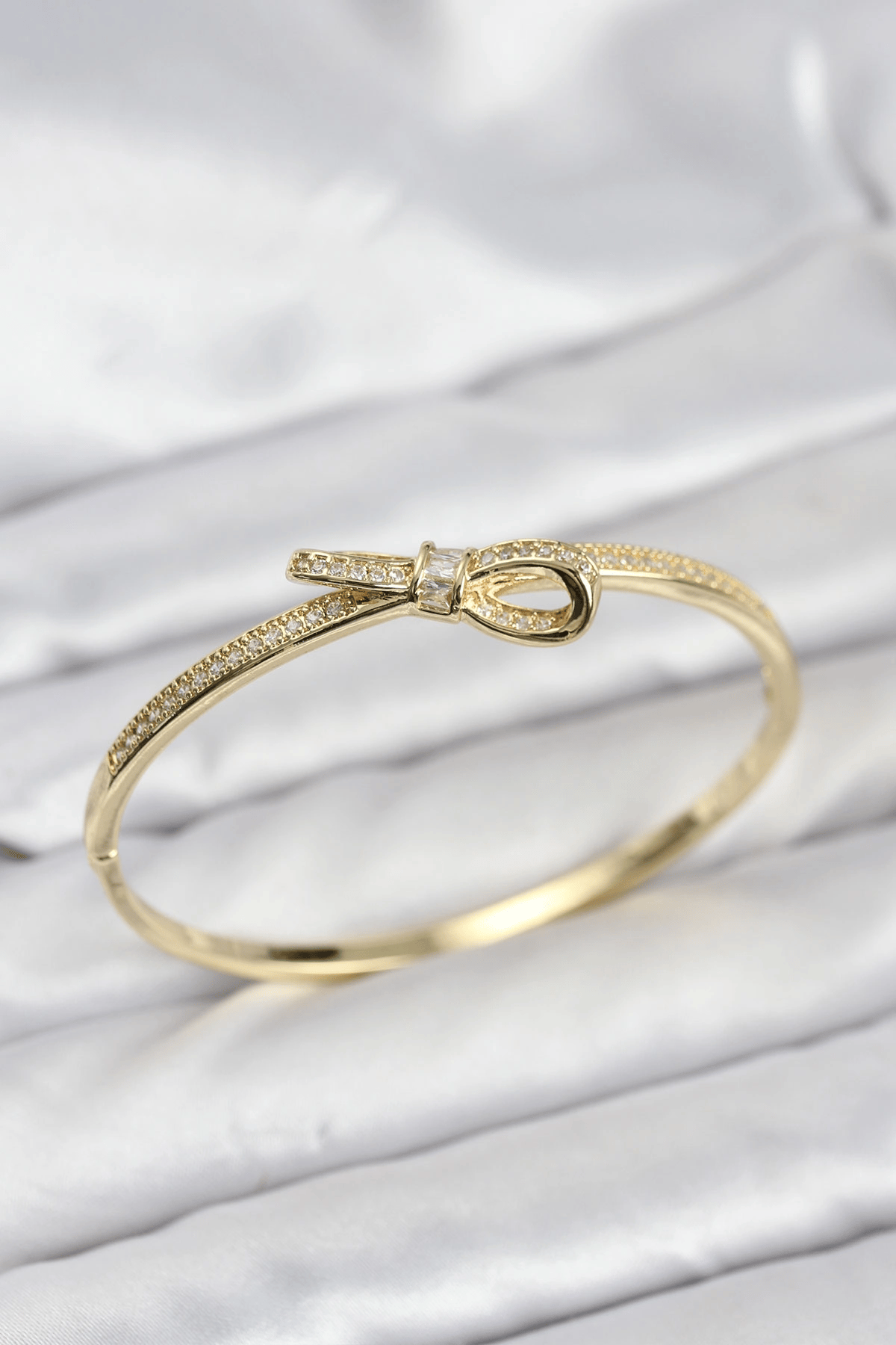 Pirinç Gold Renk Zirkon Taşlı Fiyonk Model Kadın Kelepçe Bileklik