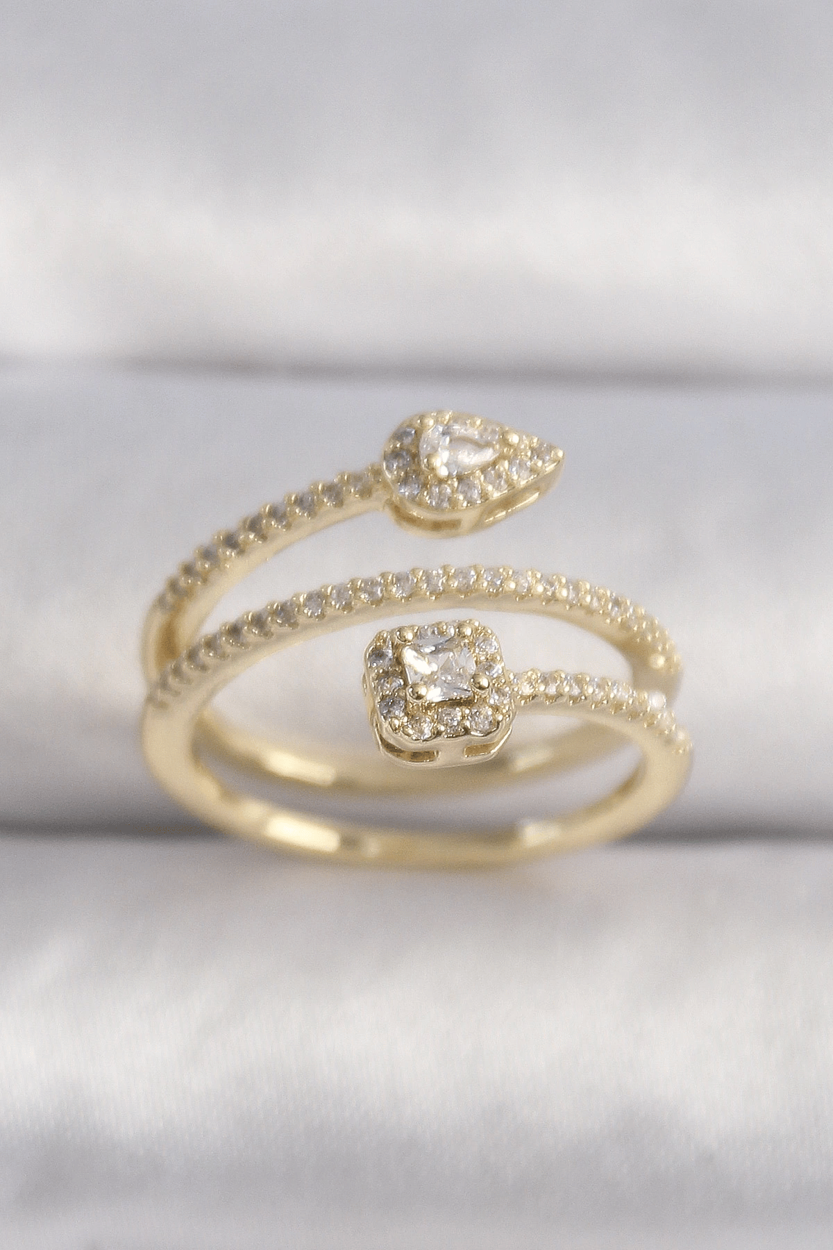 Pirinç Gold Renk Zirkon Taşlı Ok Model Vıp Seri Kadın Yüzük