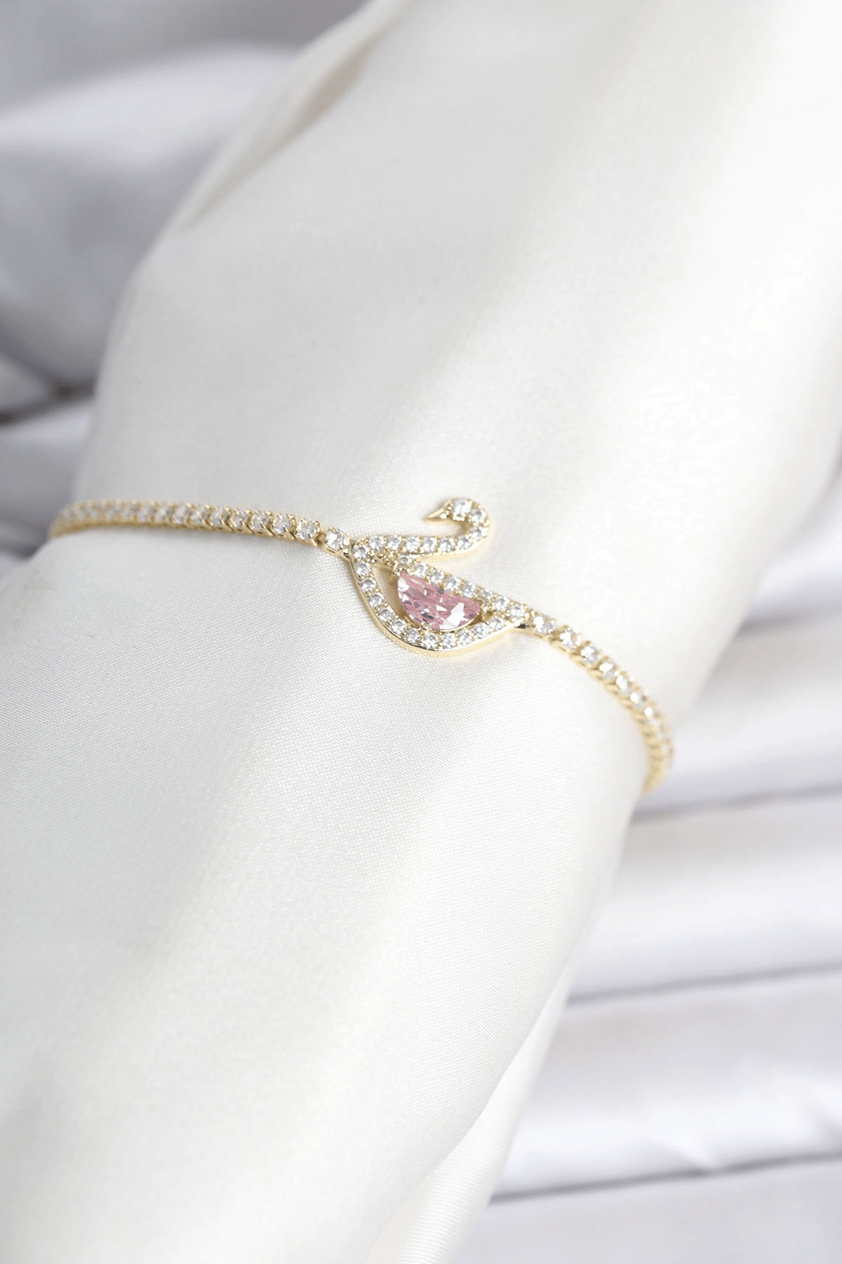 Pirinç Gold Renk Zirkon Taşlı Swan Model Su Yolu Kadın Bileklik