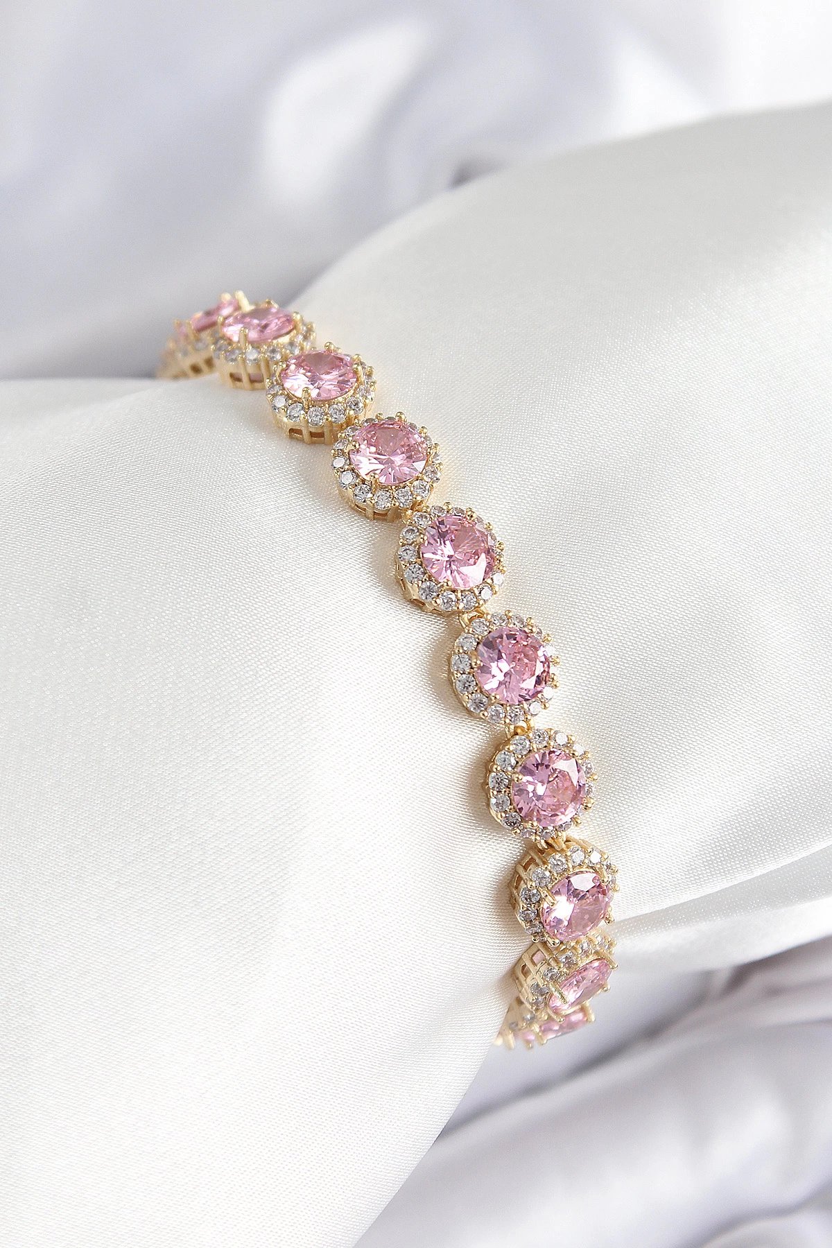 Pirinç Pembe Zirkon Taşlı Daire Baget Model Gold Renk Vıp Seri Kadın Bileklik