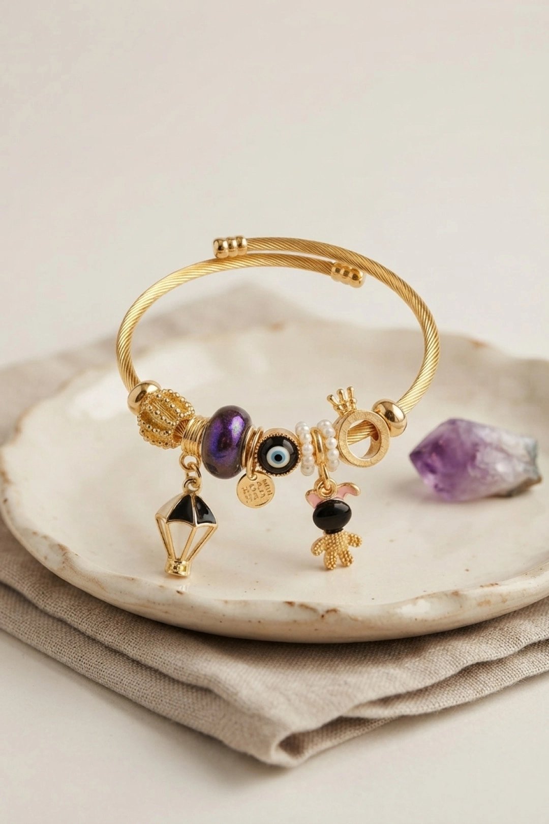 Siyah Uçan Model Charmlı Gold Renk Bileklik