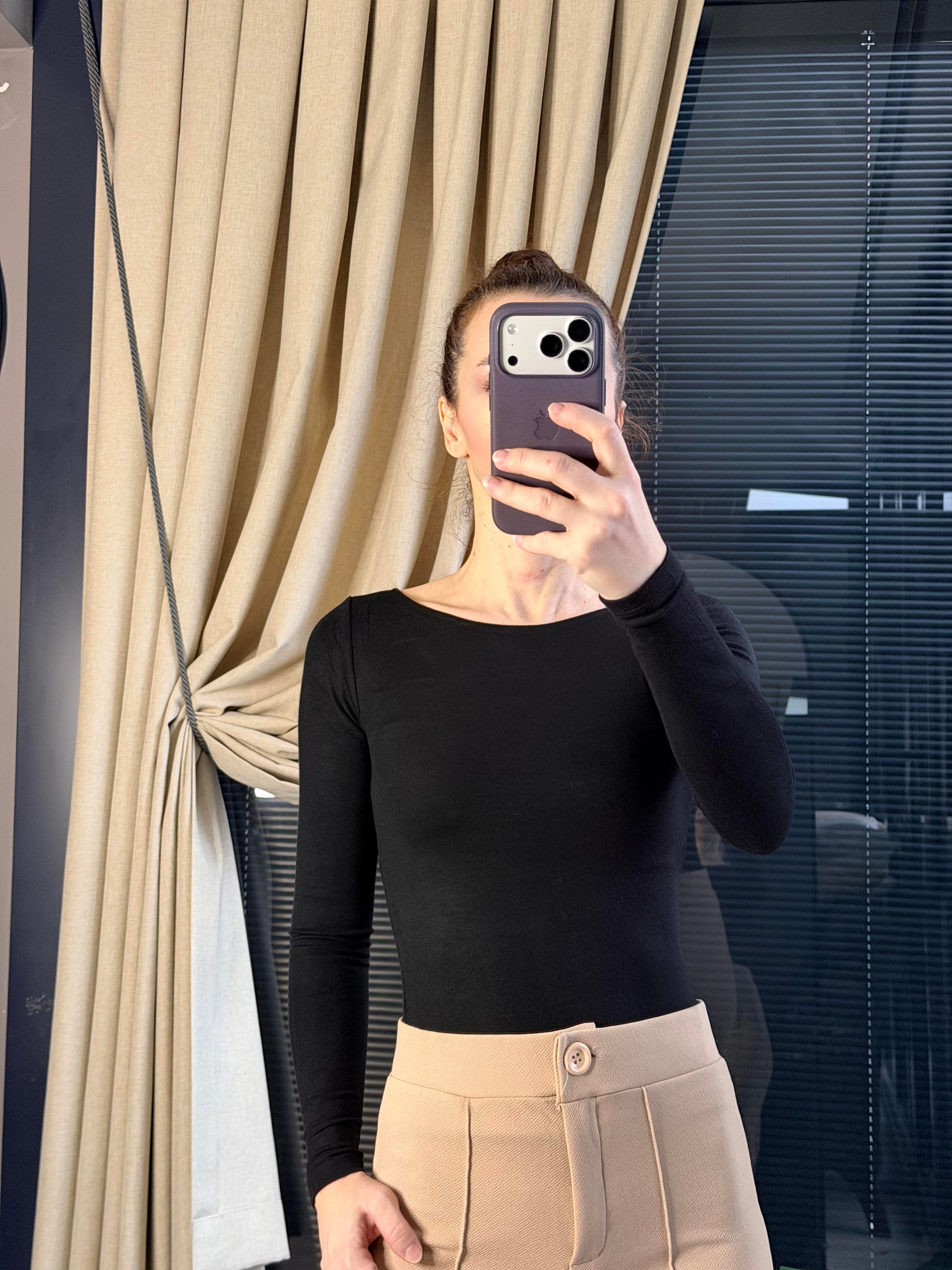 Kayık Yaka Krem Siyah Body