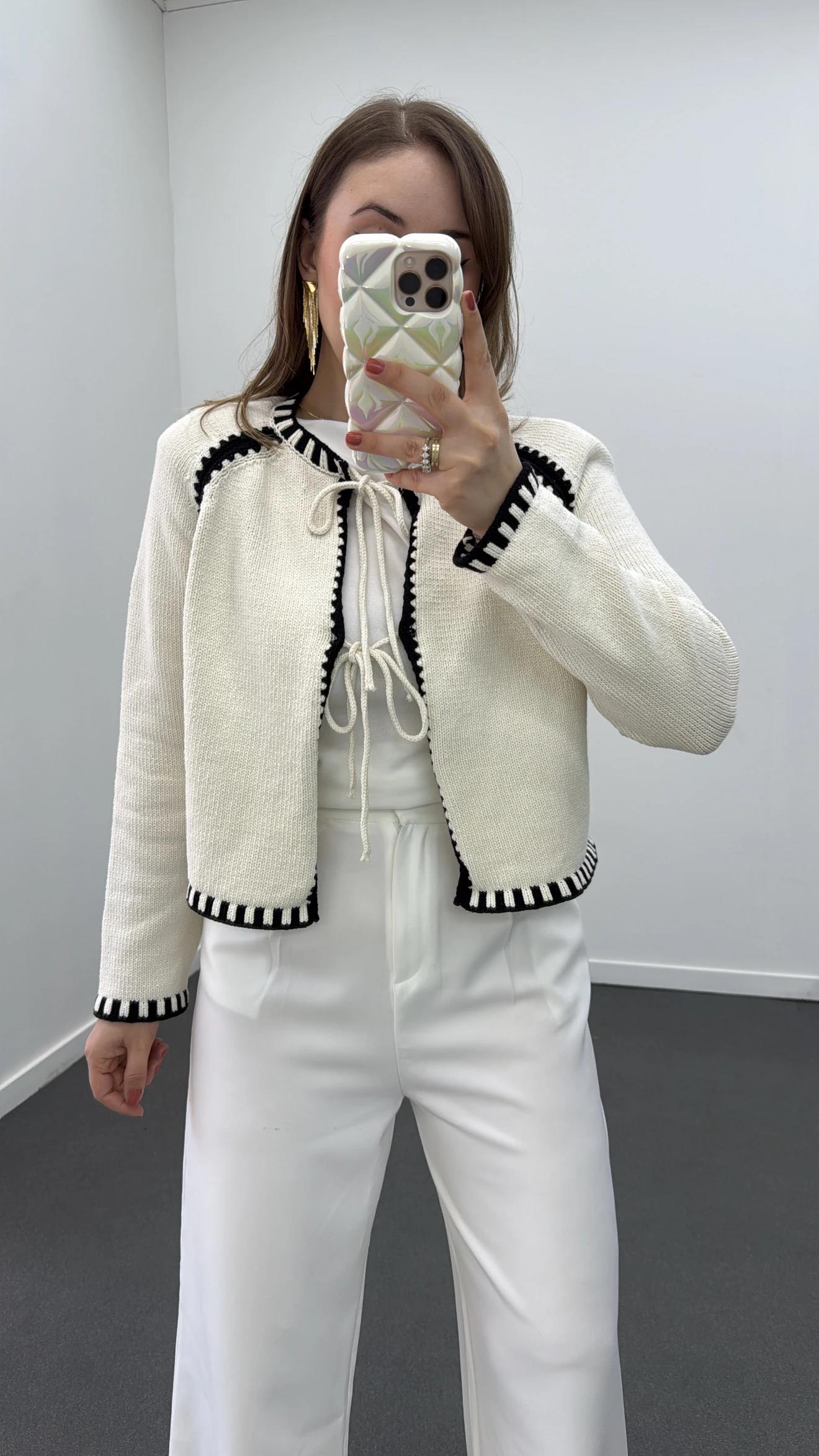 Afra Krem Siyah Kontrast Dikişli Hırka