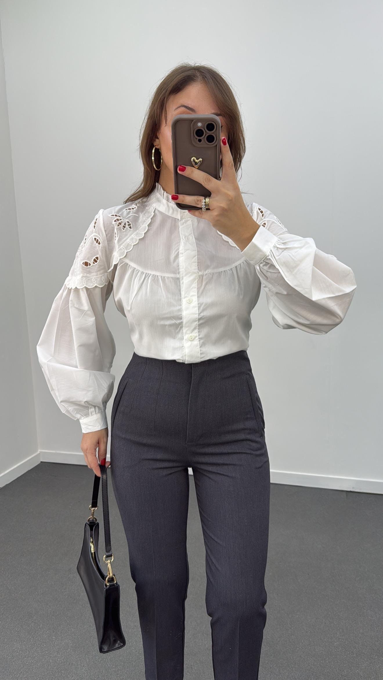 Belle Omuzları Fistolu Özel Tasarım Gömlek