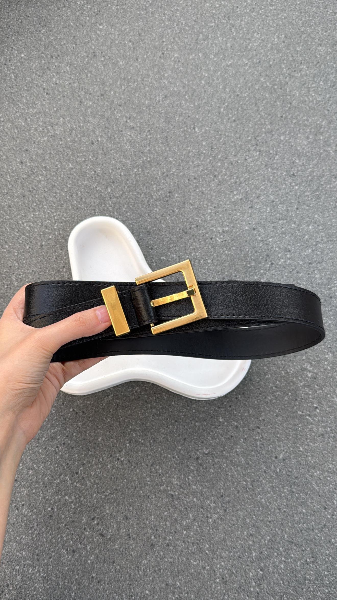 Gwen Siyah Gold Kare Tokalı Deri Kemer