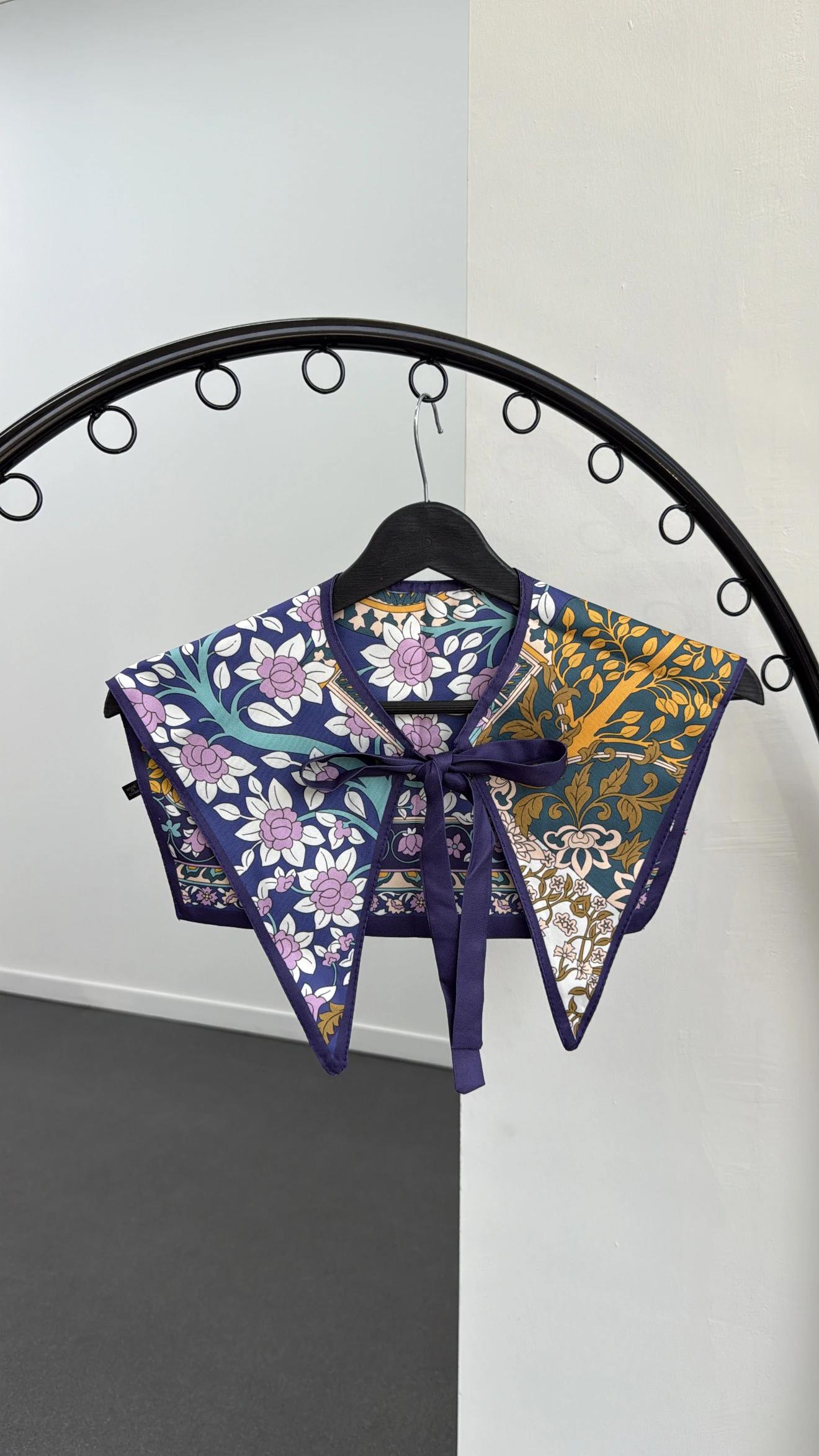 Iris Mor Çiçek Desenli Yaka Fular