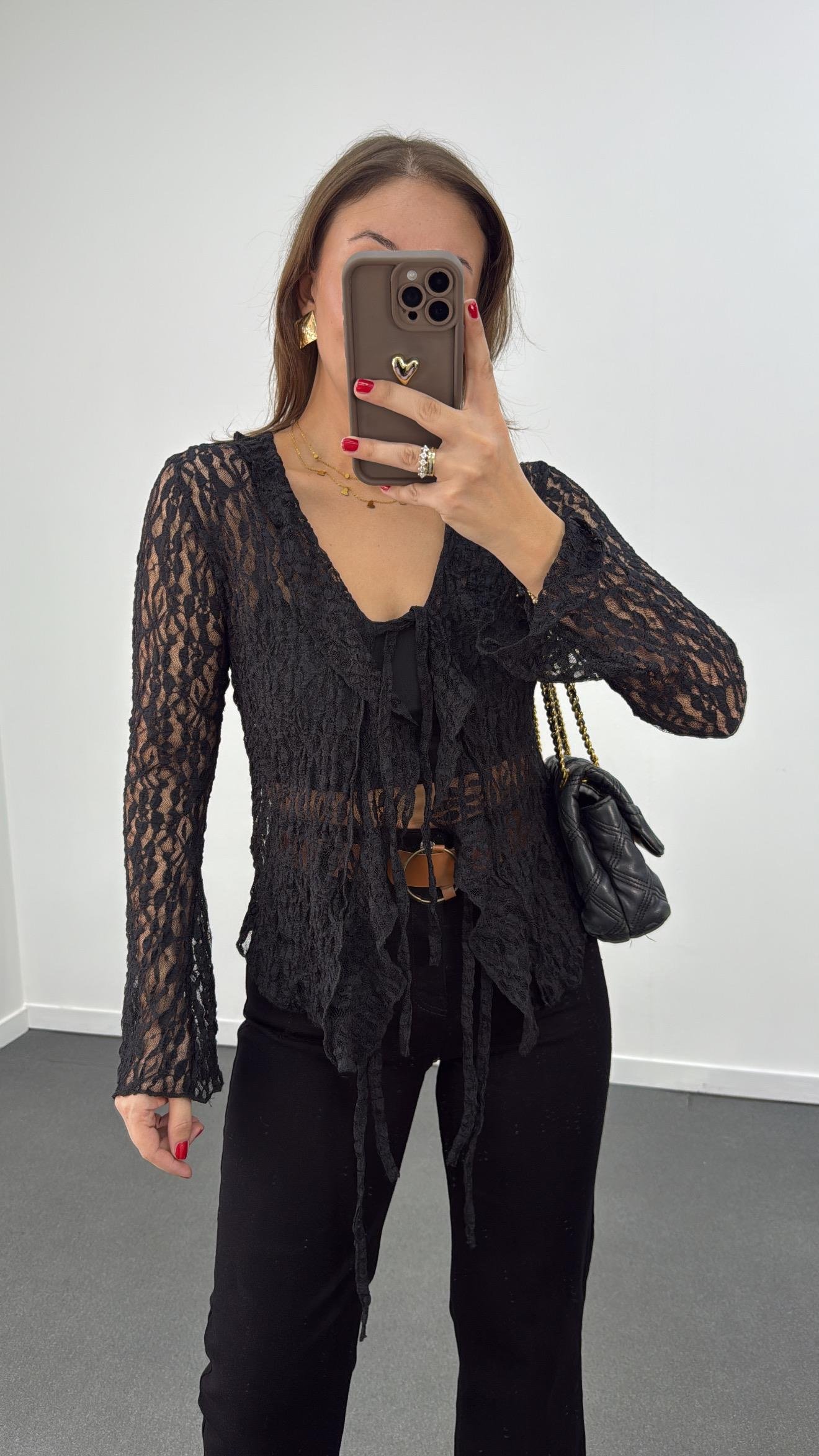 Kaıden Siyah Yakası Volanlı Dantel Bluz