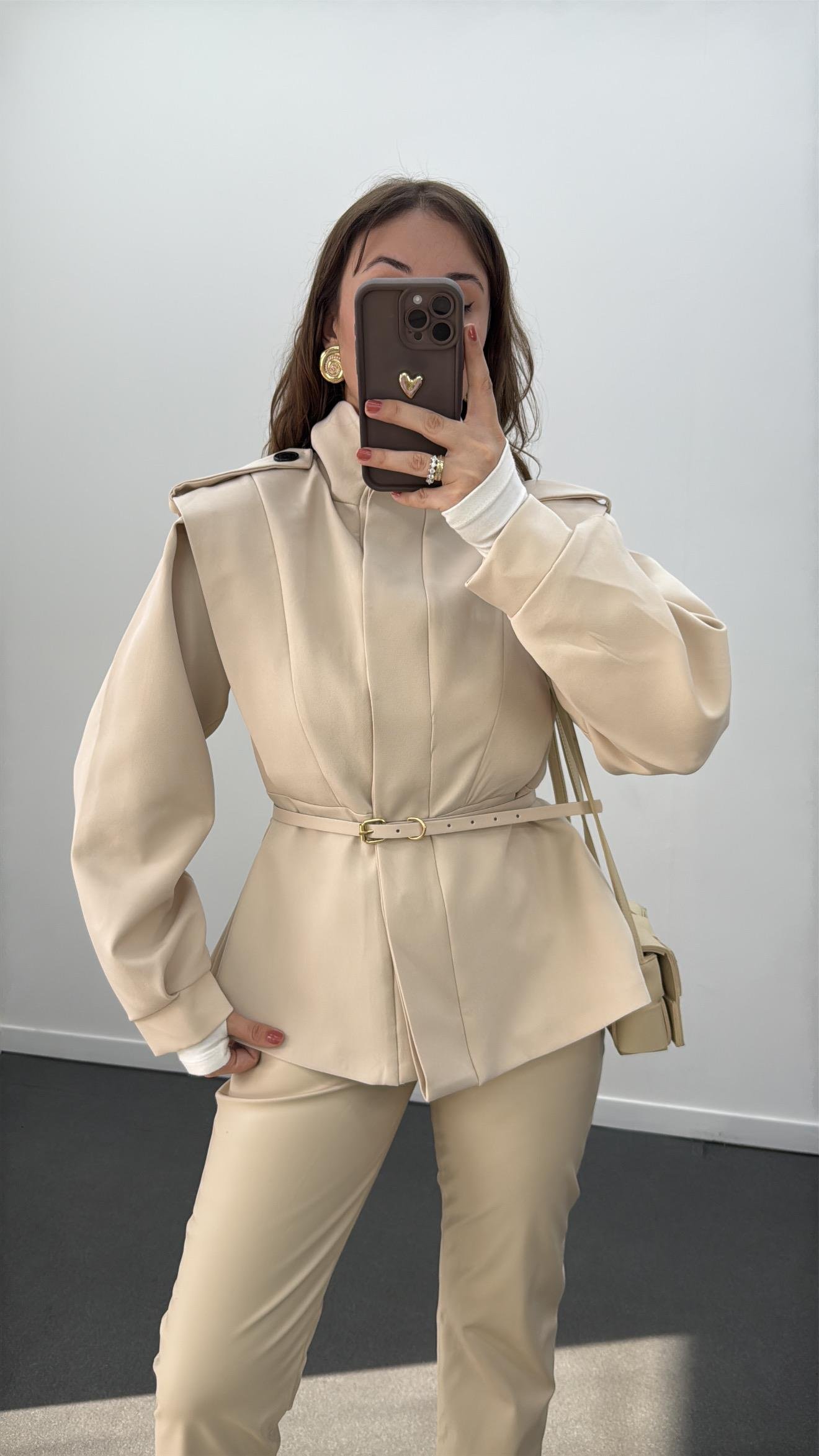 Minju Krem Vatkalı Full Düğmeli Kemerli Ceket