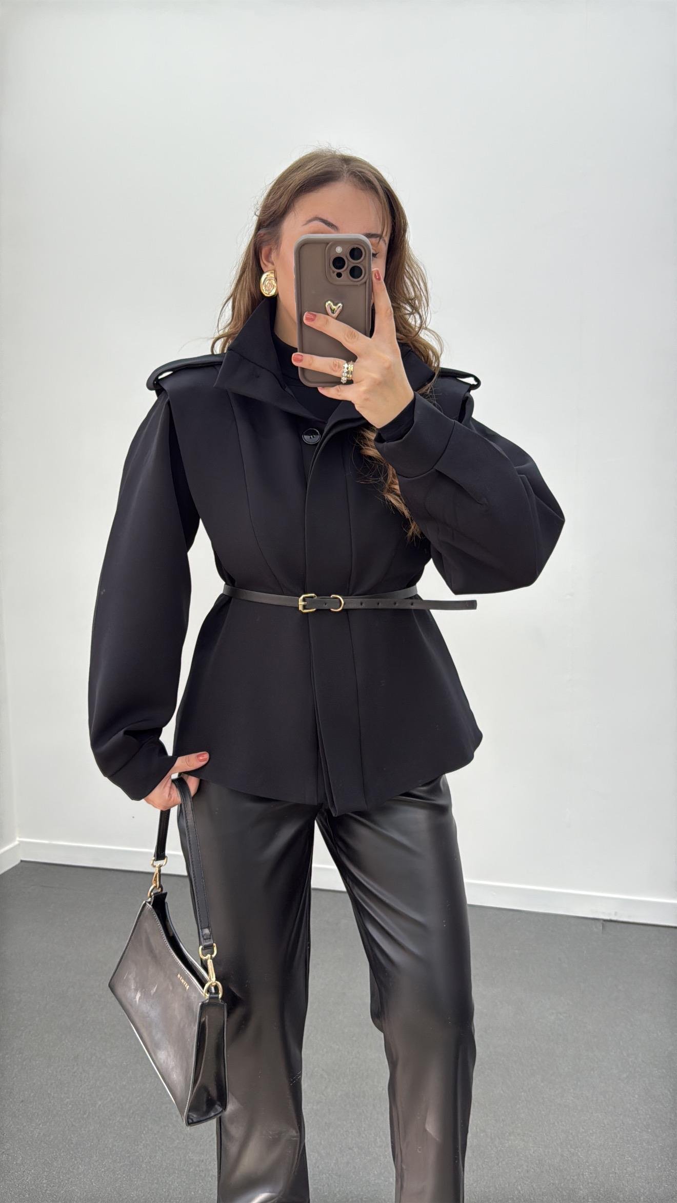 Minju Siyah Vatkalı Full Düğmeli Kemerli Ceket