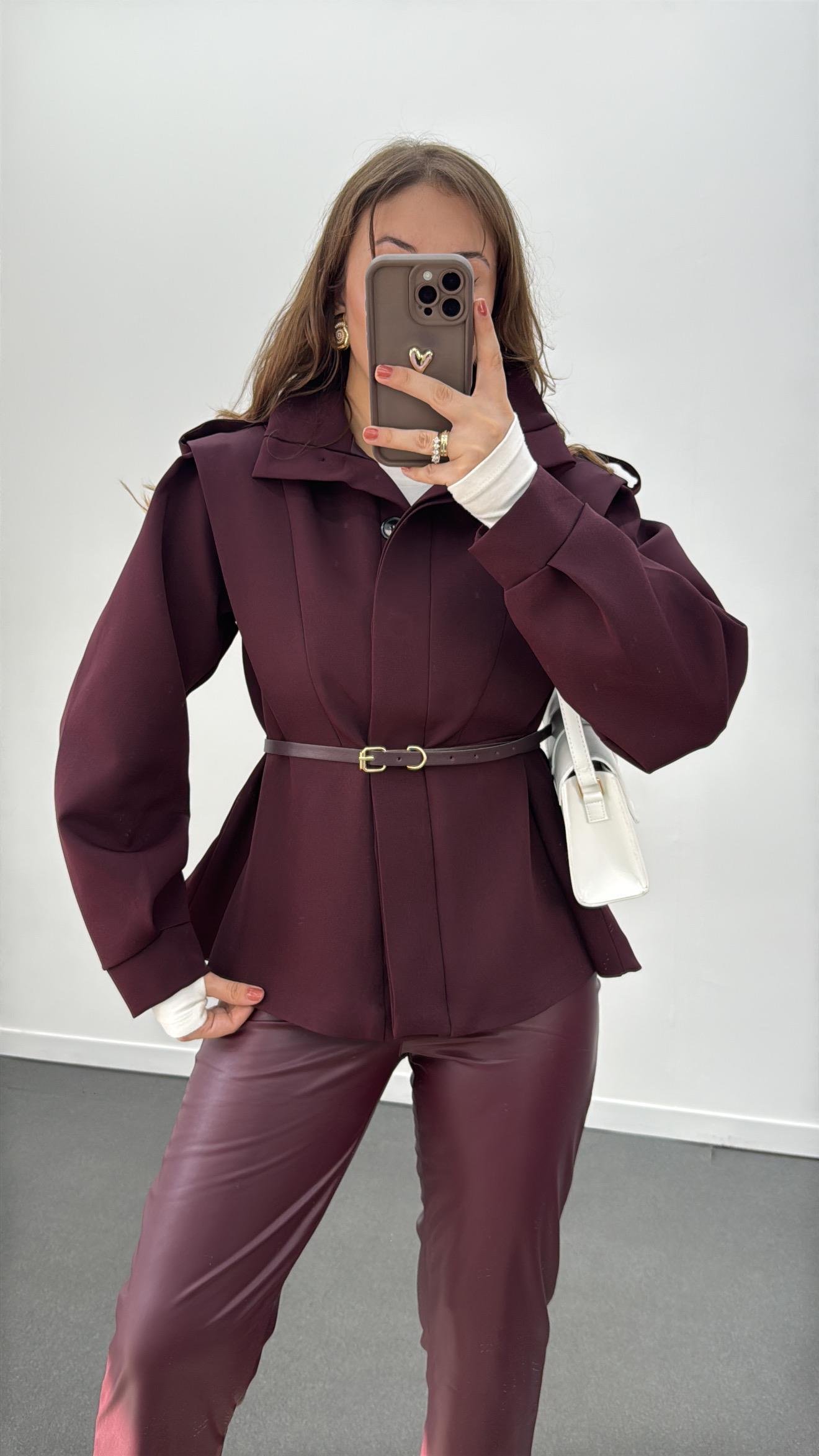 Minju Siyah Vatkalı Full Düğmeli Kemerli Ceket