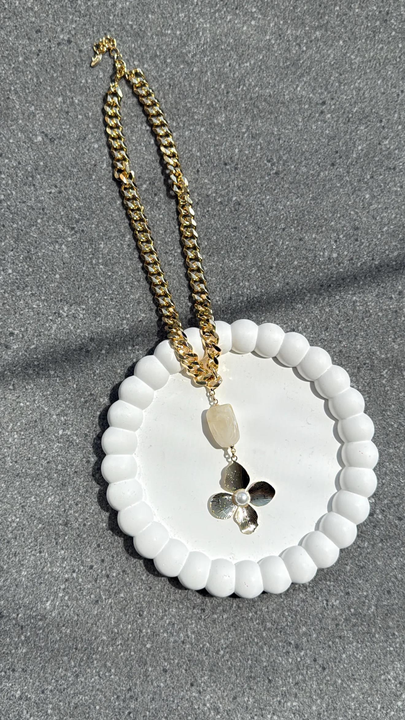 Nadia Ekru Taş Gold Kolye