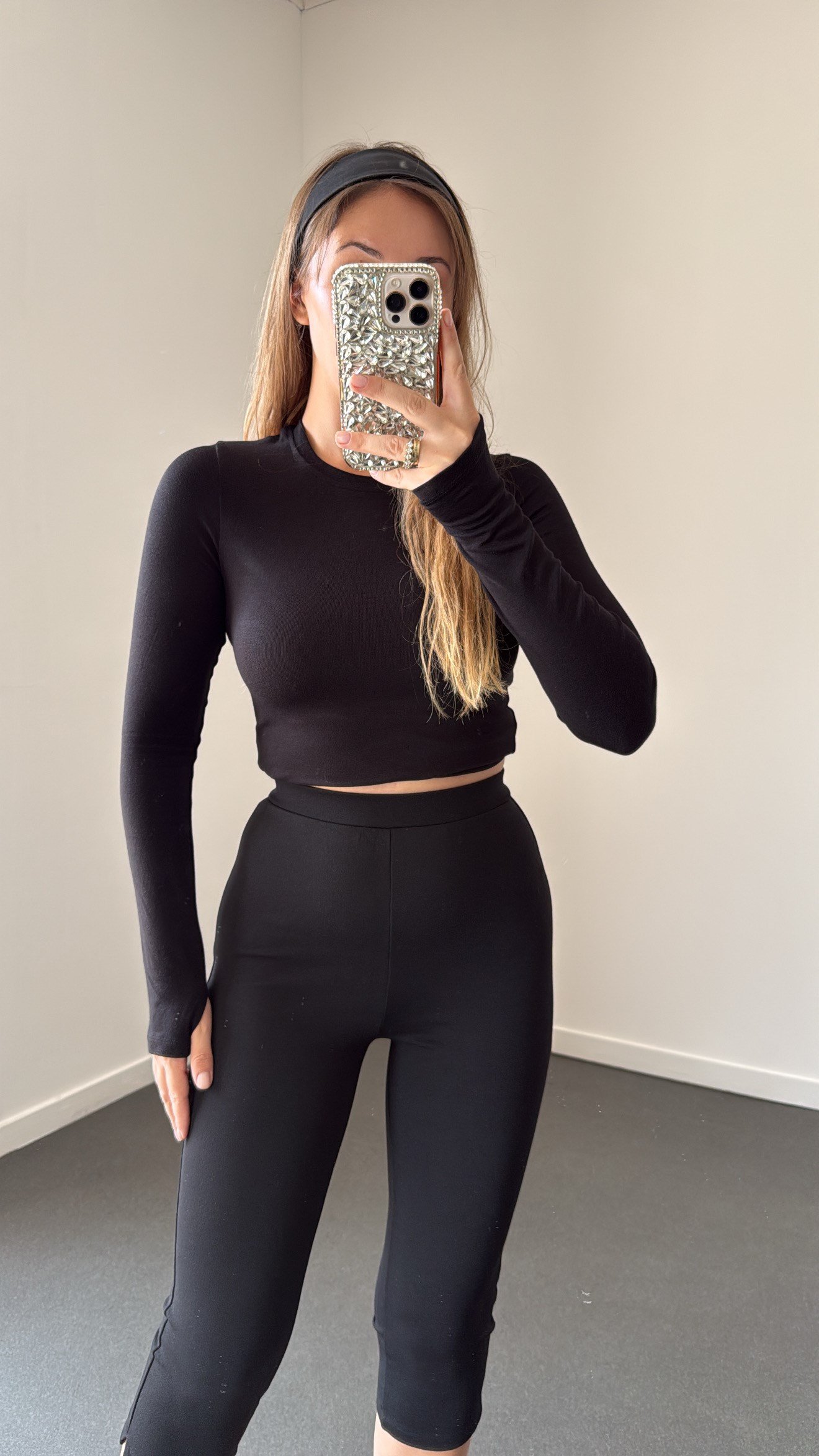 Nr Siyah Parmak Geçirmeli Modal Body