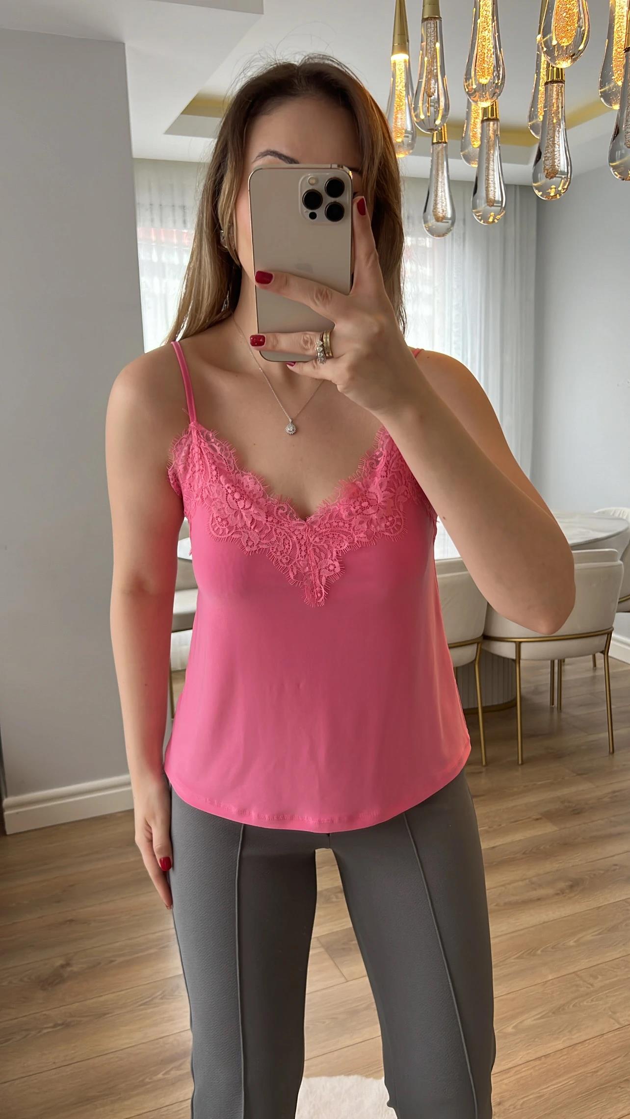 Pembe Dantelli Atlet