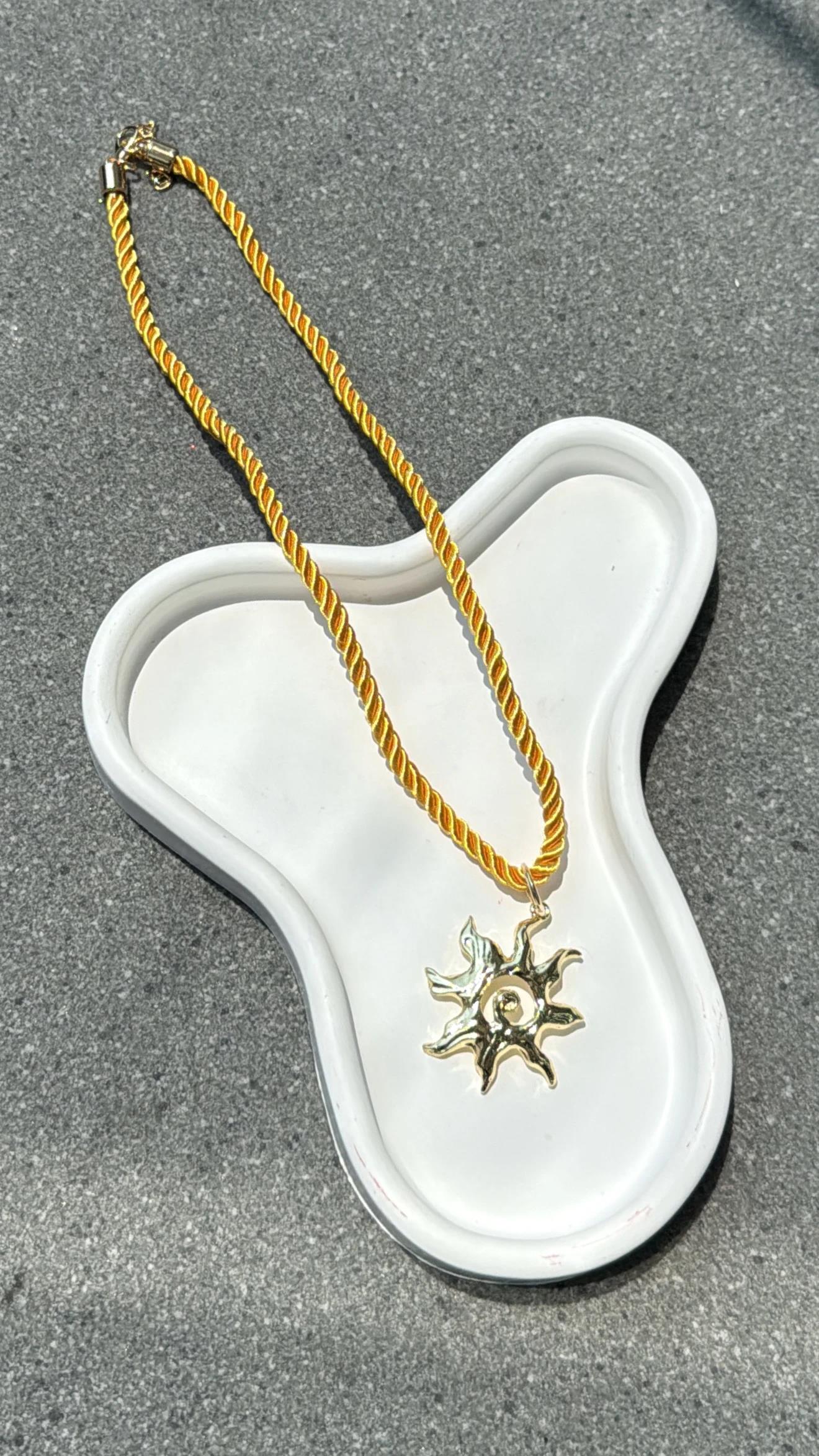 Rella Sarı Güneş Kolye