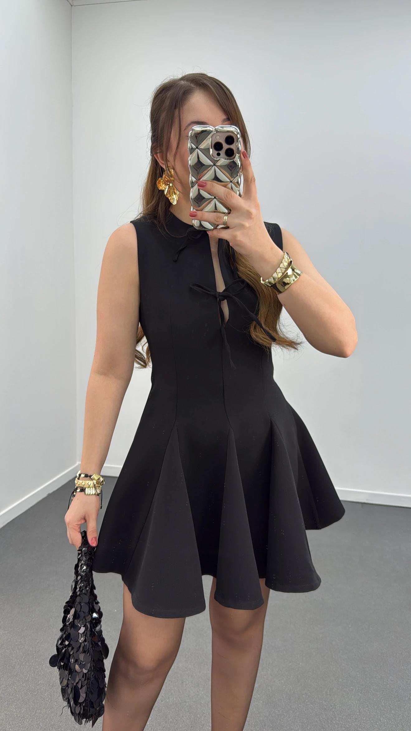 Sabrina Siyah Volanlı Fiyonk Yaka Elbise