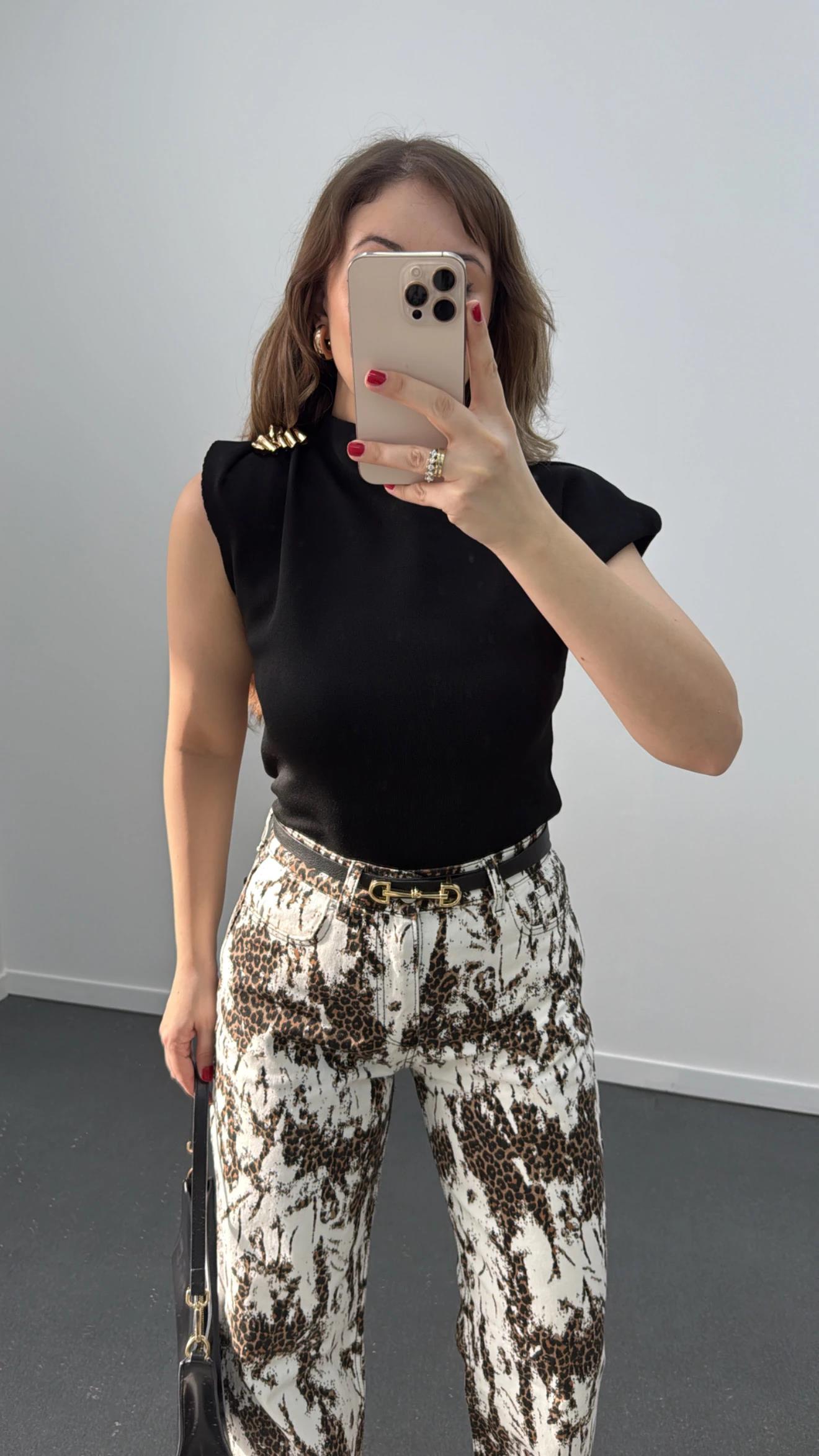 Siyah Broş Aksesuarlı Drapeli Asimetrik Triko