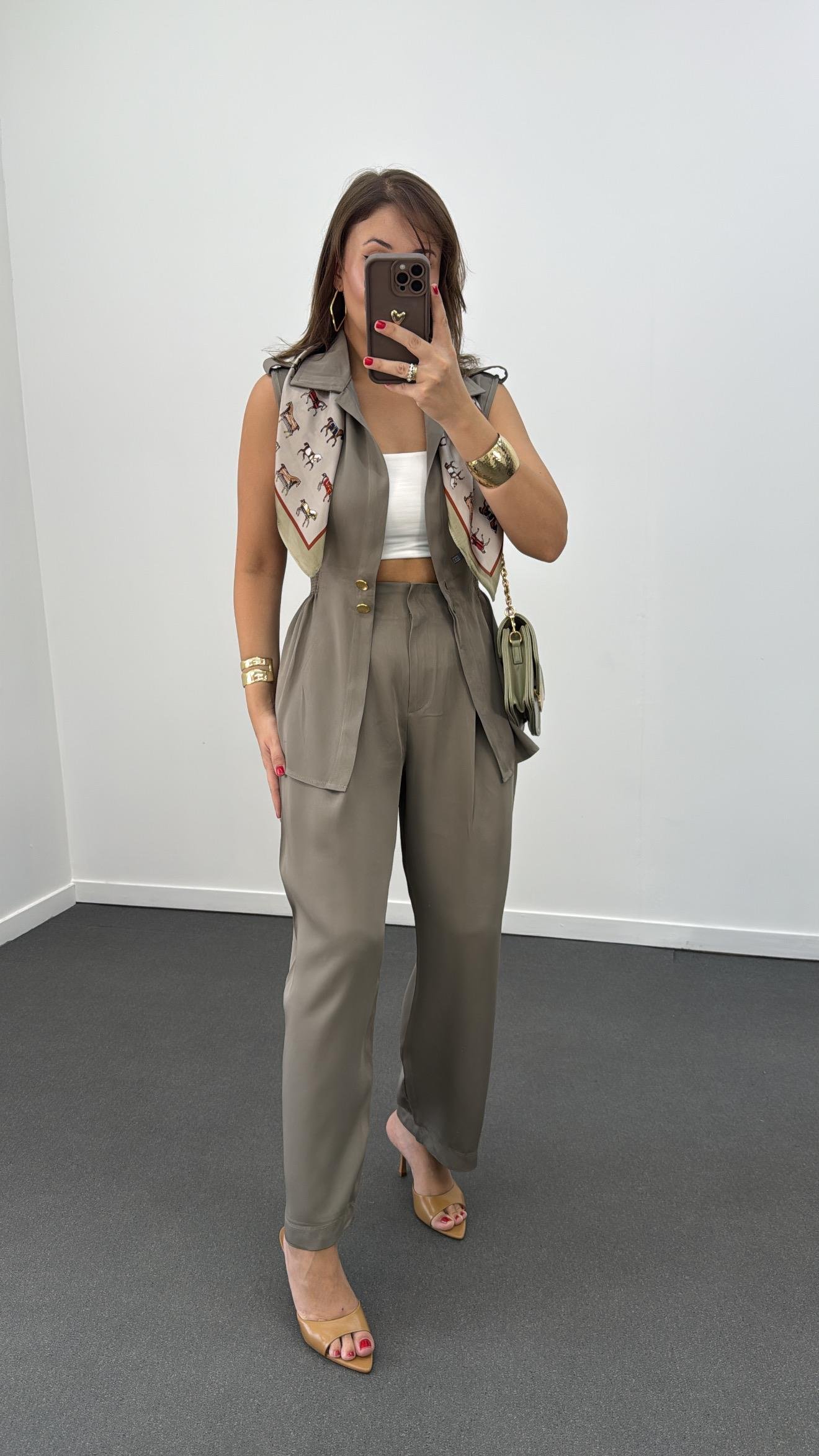 TW Yeşil Gold Düğme Detaylı Dökümlü Yelek Pantolon Takım