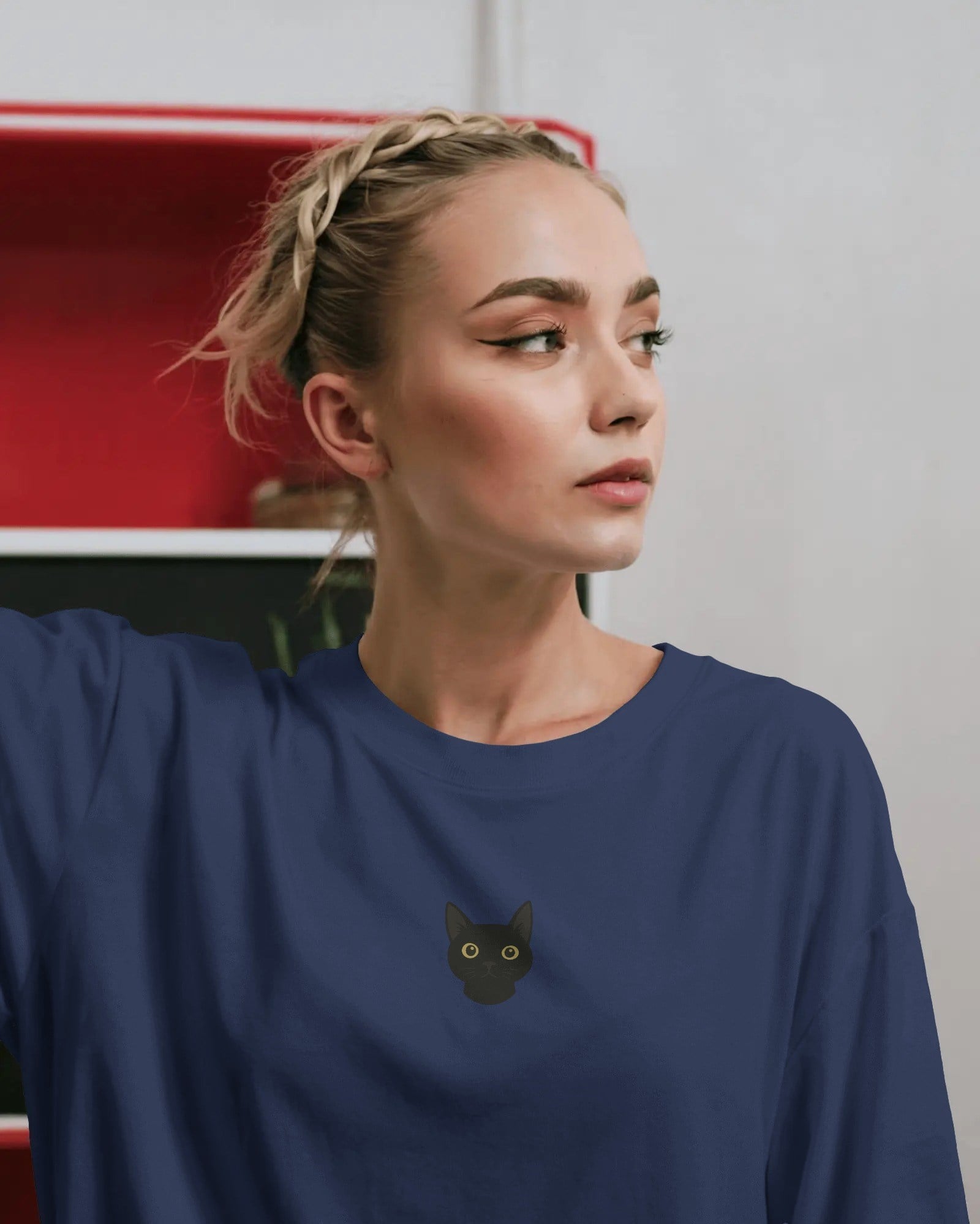 Kadın Siyah Kedi Baskılı Oversize Tişört – Minimal Black Cat Tasarım