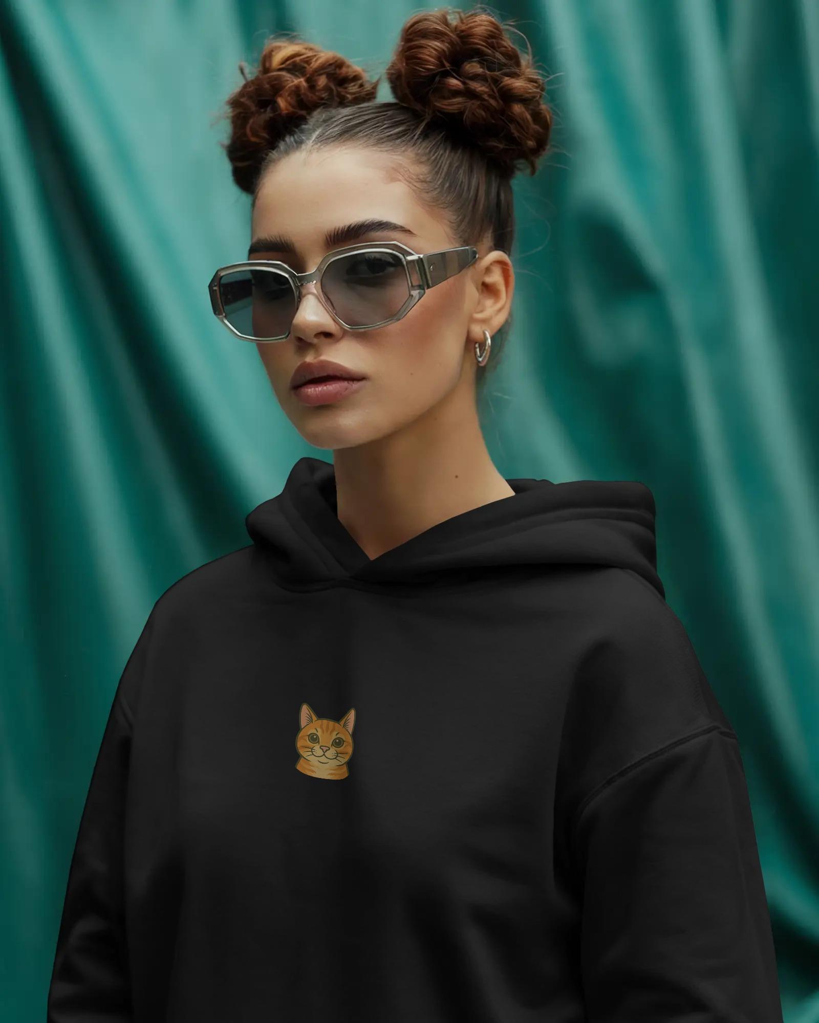 Sarman (Ginger Tabby) Kedili Hoodie Unisex %100 Pamuk | Siyah Kapüşonlu Sweatshirt Göğüs Ortası Minimal Logo