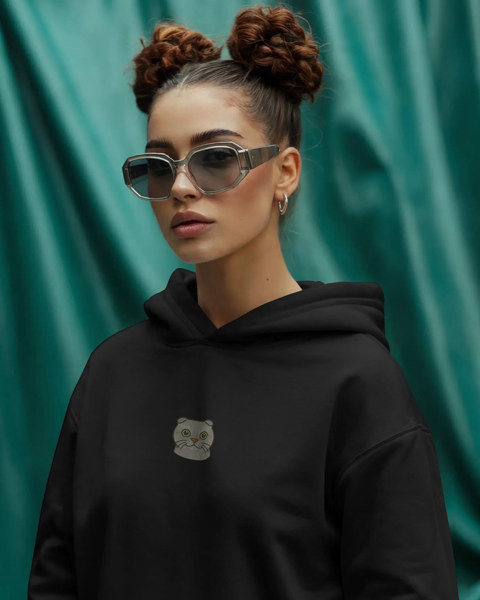 Scottish Fold Kedili Hoodie Unisex %100 Pamuk | Siyah Kapüşonlu Sweatshirt Göğüs Ortası Minimal Logo