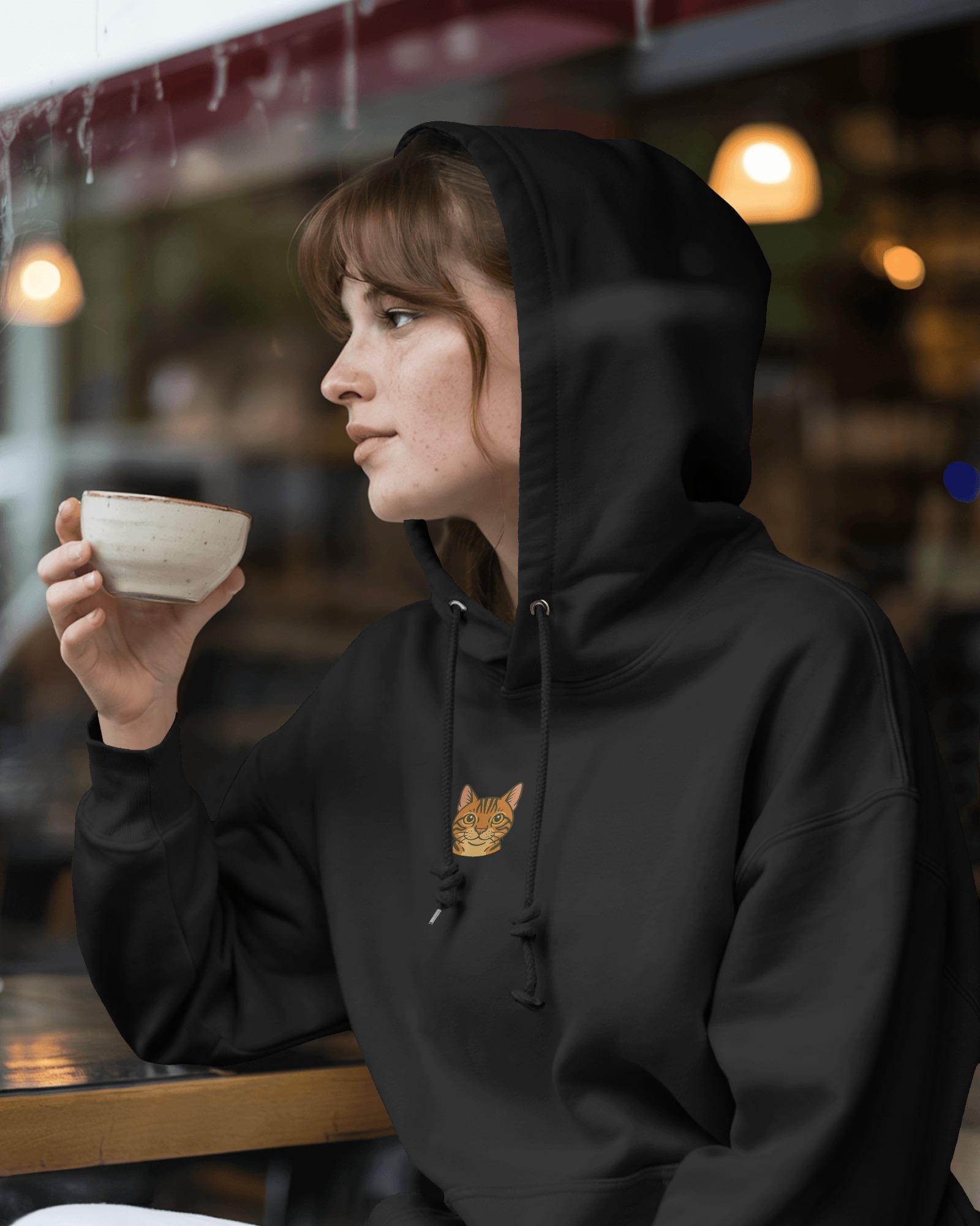 Turuncu Tekir Kedili Hoodie Unisex %100 Pamuk | Siyah Kapüşonlu Sweatshirt Göğüs Ortası Minimal Logo