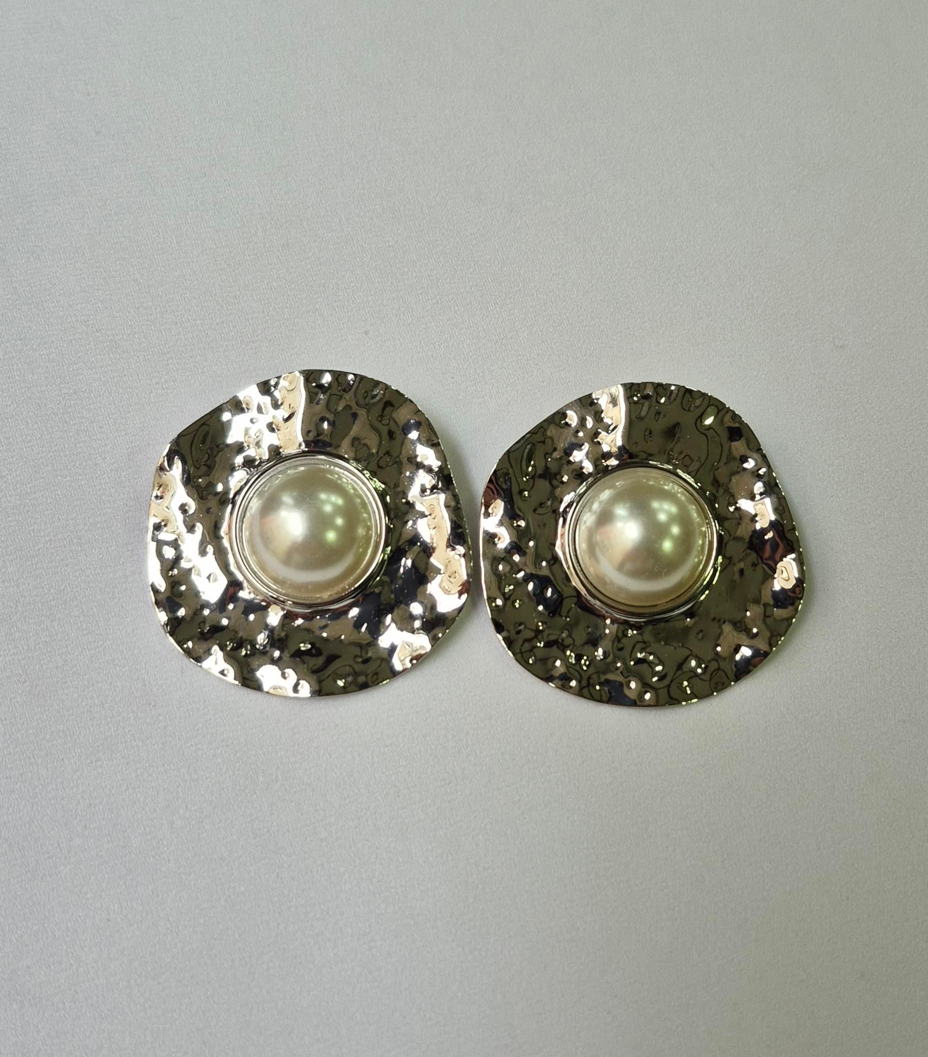 İNCİ DETAYLI METAL KÜPE 