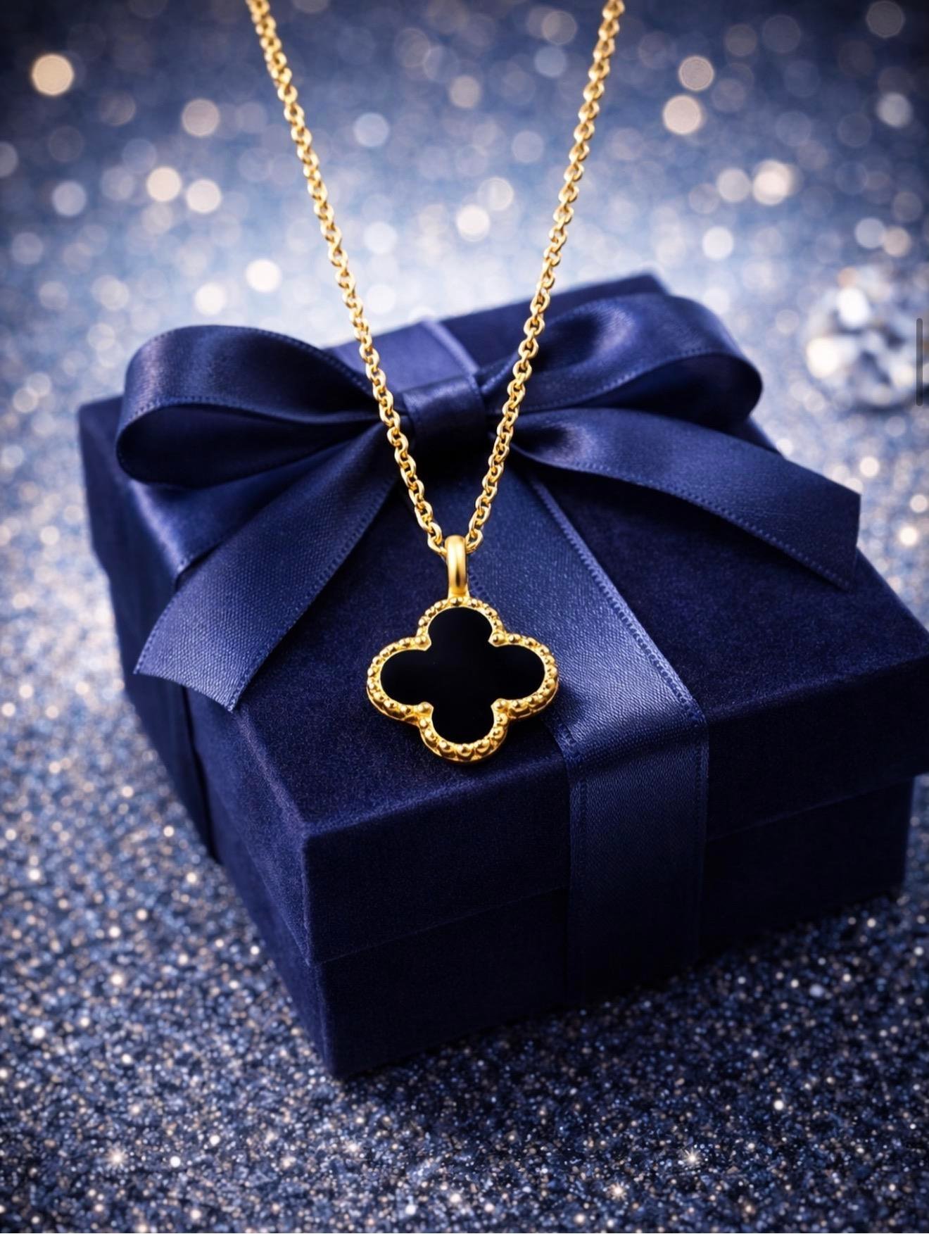 yonca figürlü Gold kolye