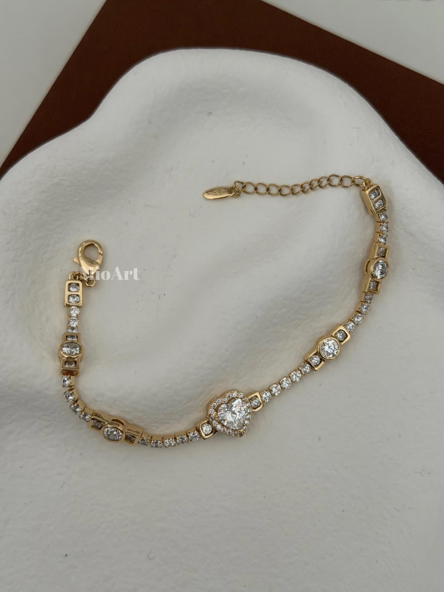 Kalp Su Yolu Taşlı Gold Bileklik