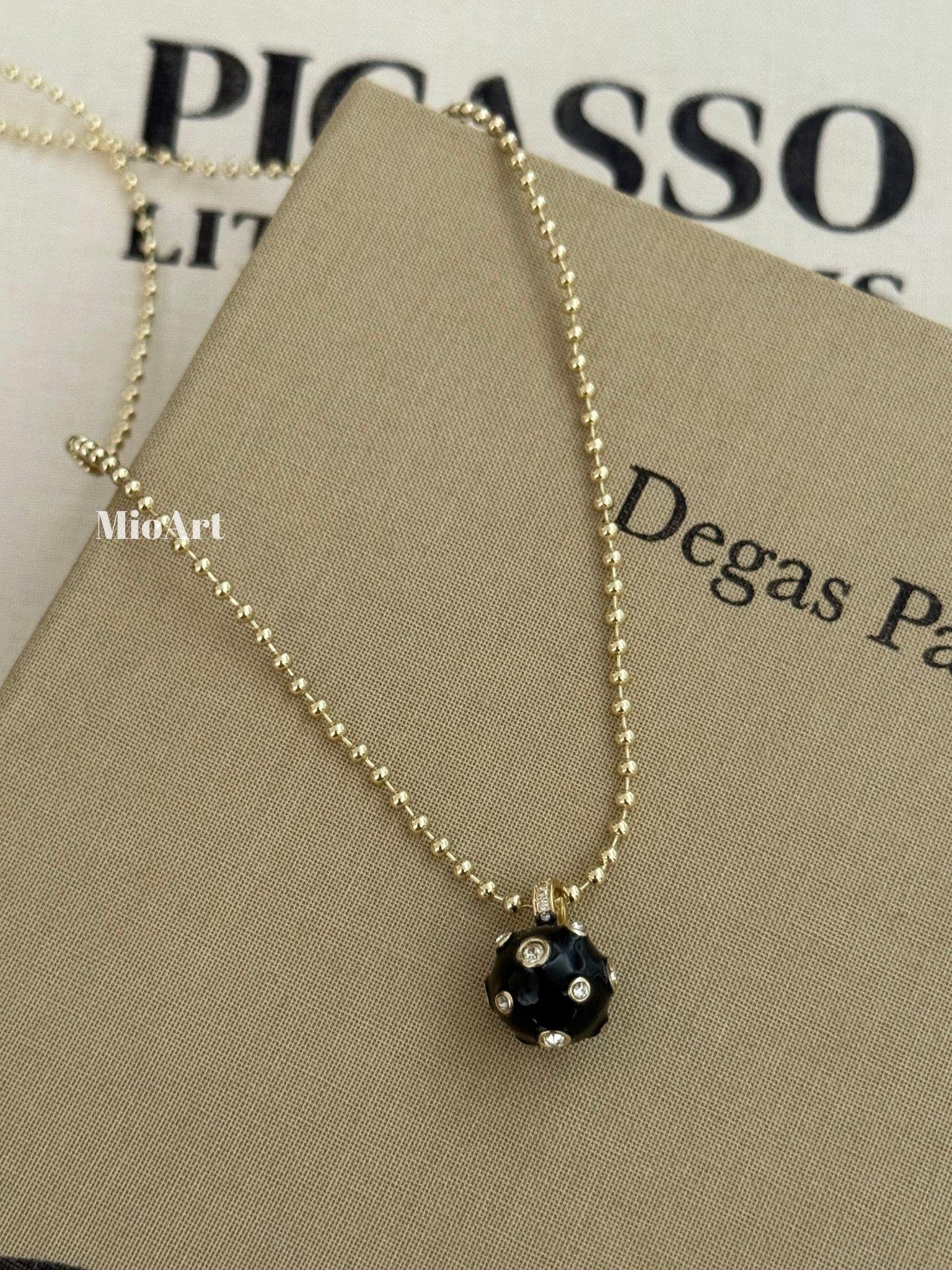 Siyah Top Kolye