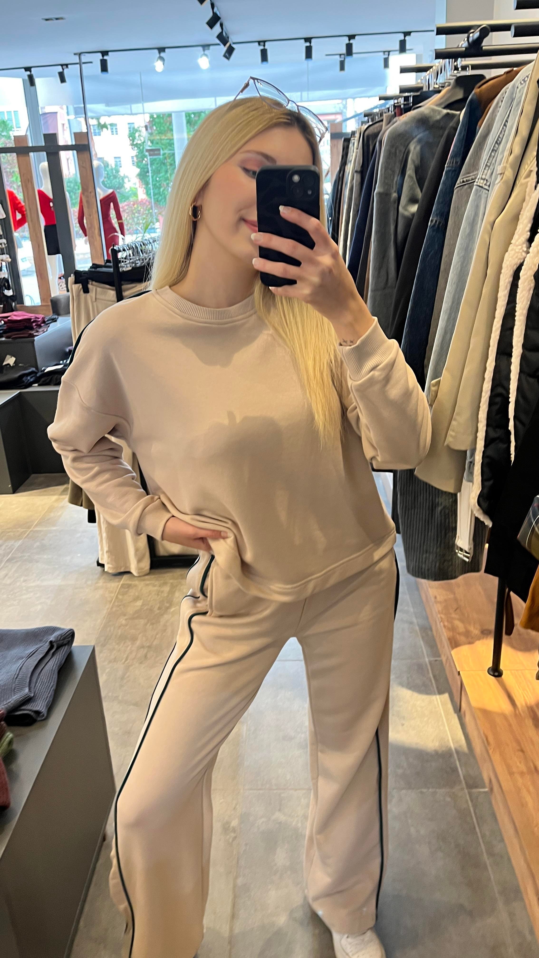 Bej Sweatshirt & Şeritli Pantolon Takımı