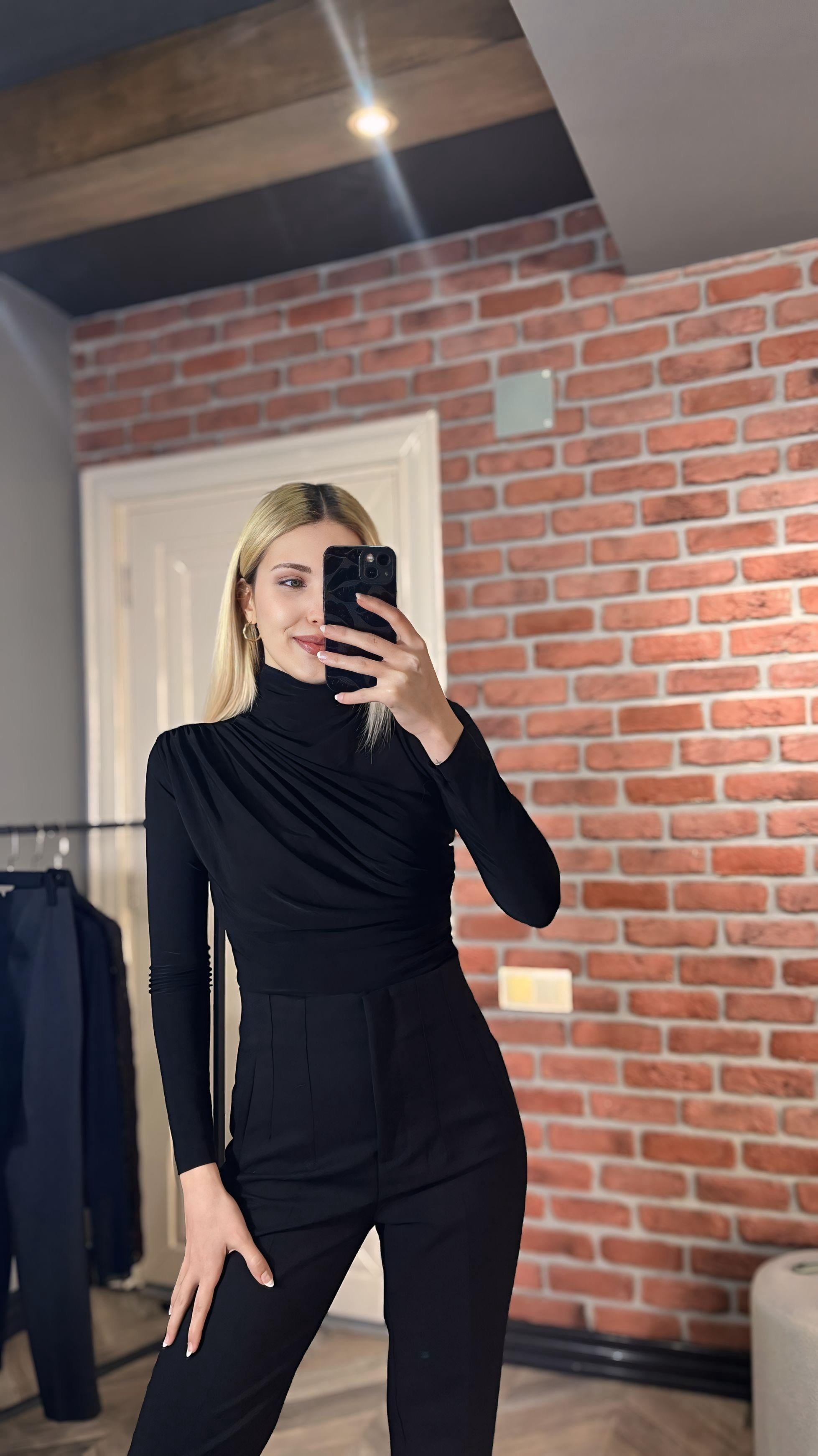 Siyah Drapeli Boğazlı Uzun Kollu Bluz