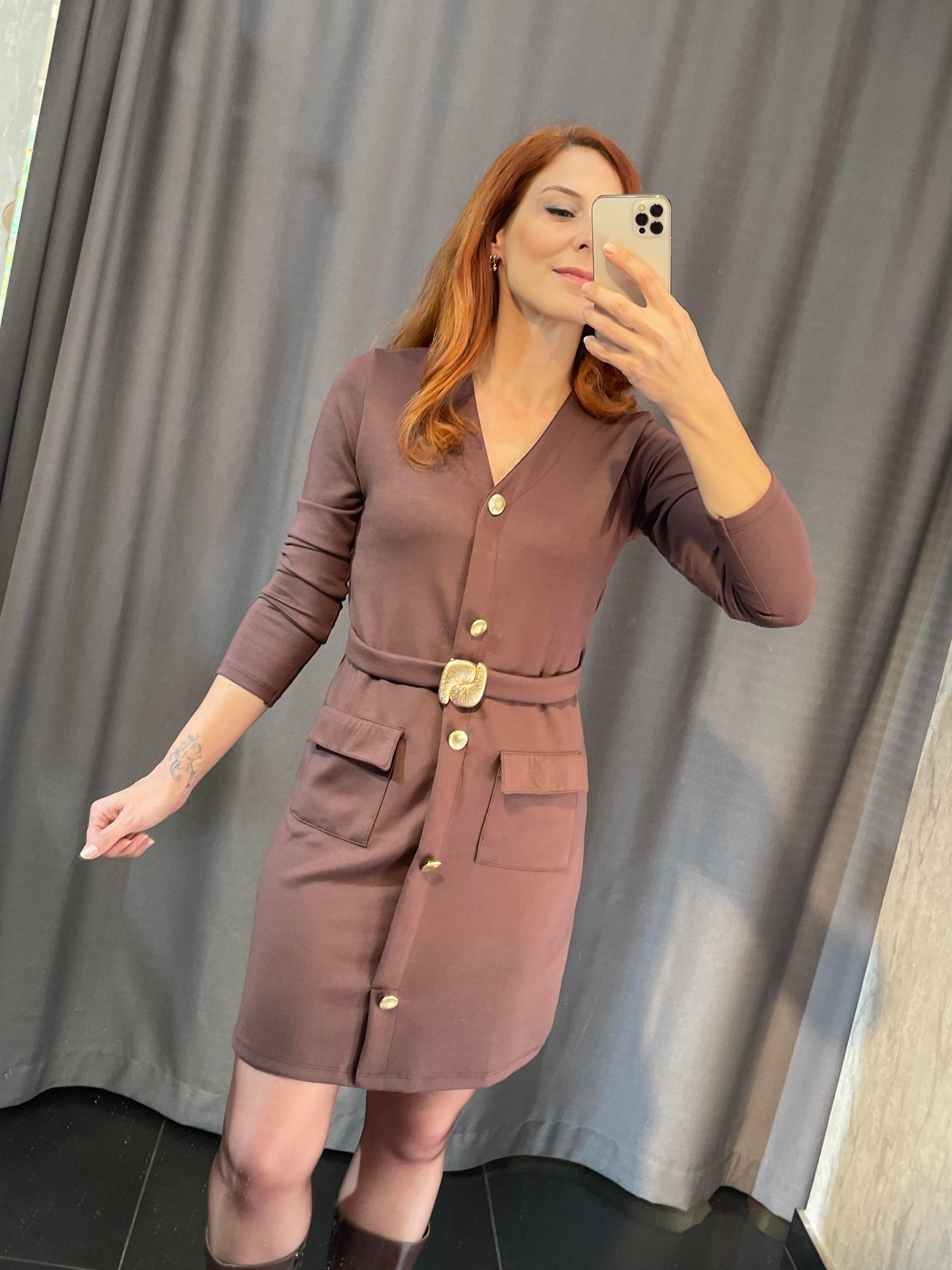Kahve düğmeli elbise