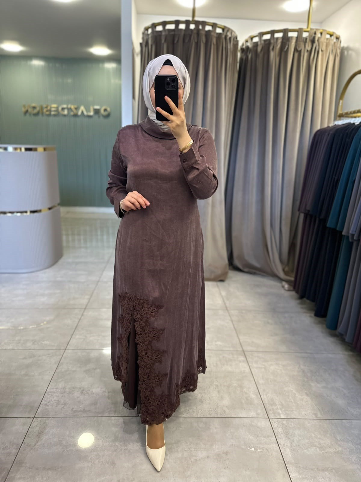 LissMore Eteği Dantelli İpek Qupra Elbise Kahverengi 6490