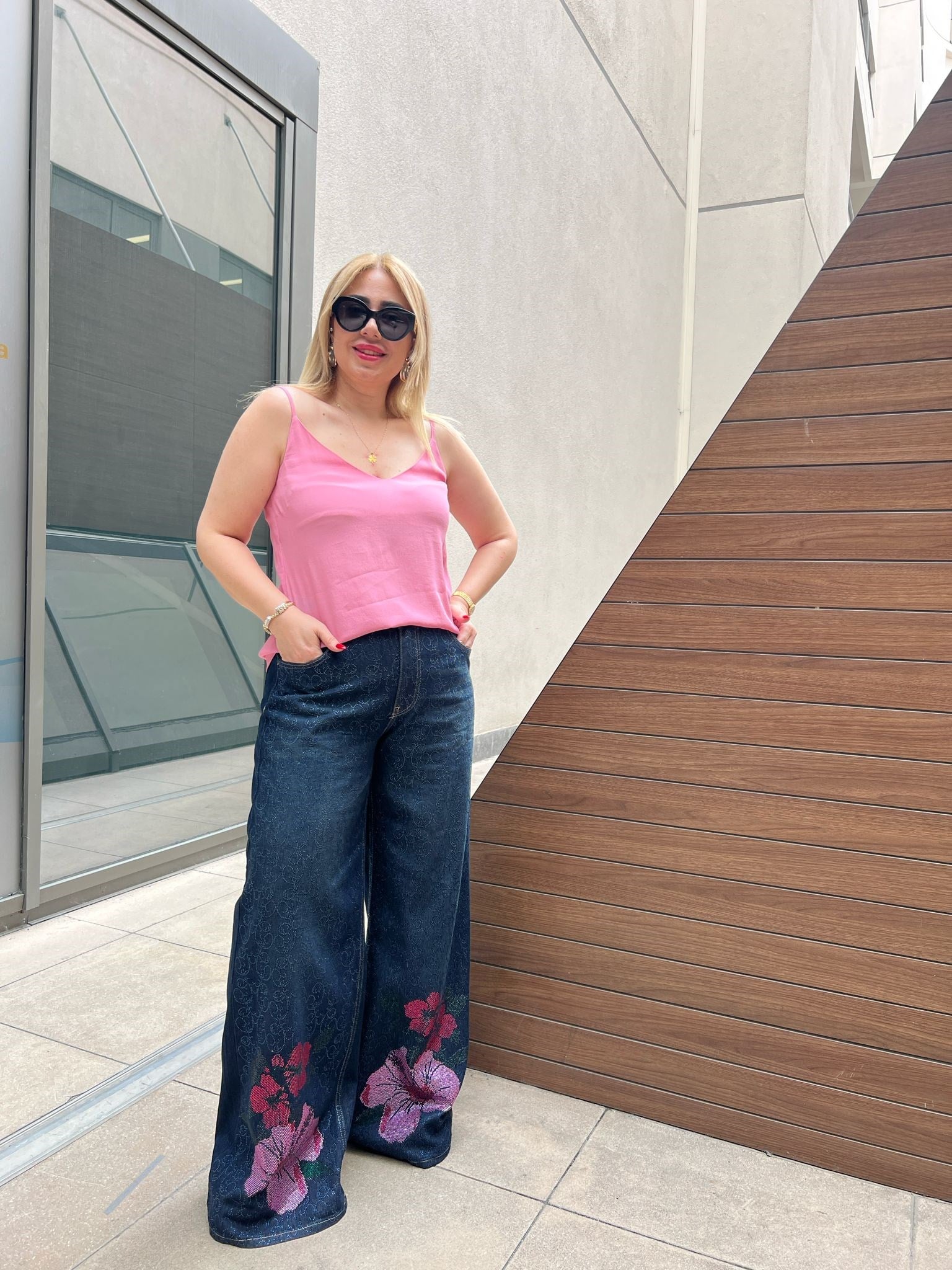 Paçası Pembe Çiçek Detaylı Taşlı Jean