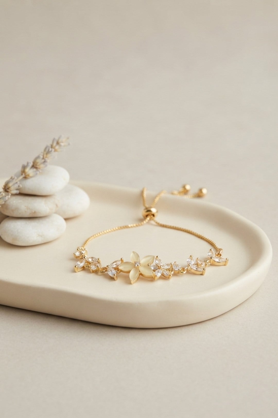 Gold Renk Zirkon Taşlı Pirinç Sedefli Çiçek Model Asansörlü Bileklik