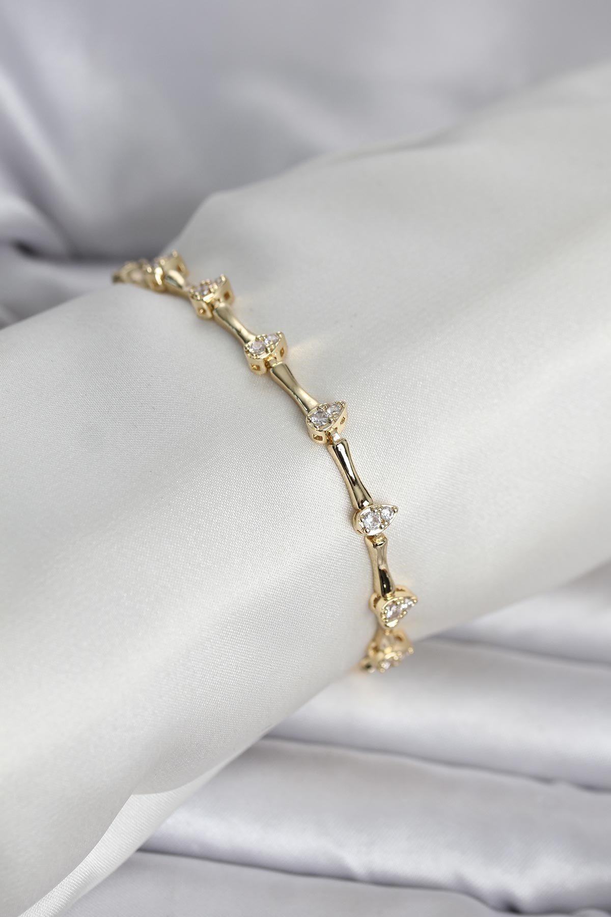 Pirinç Gold Renk Damla Model Zirkon Taşlı Kadın Bileklik