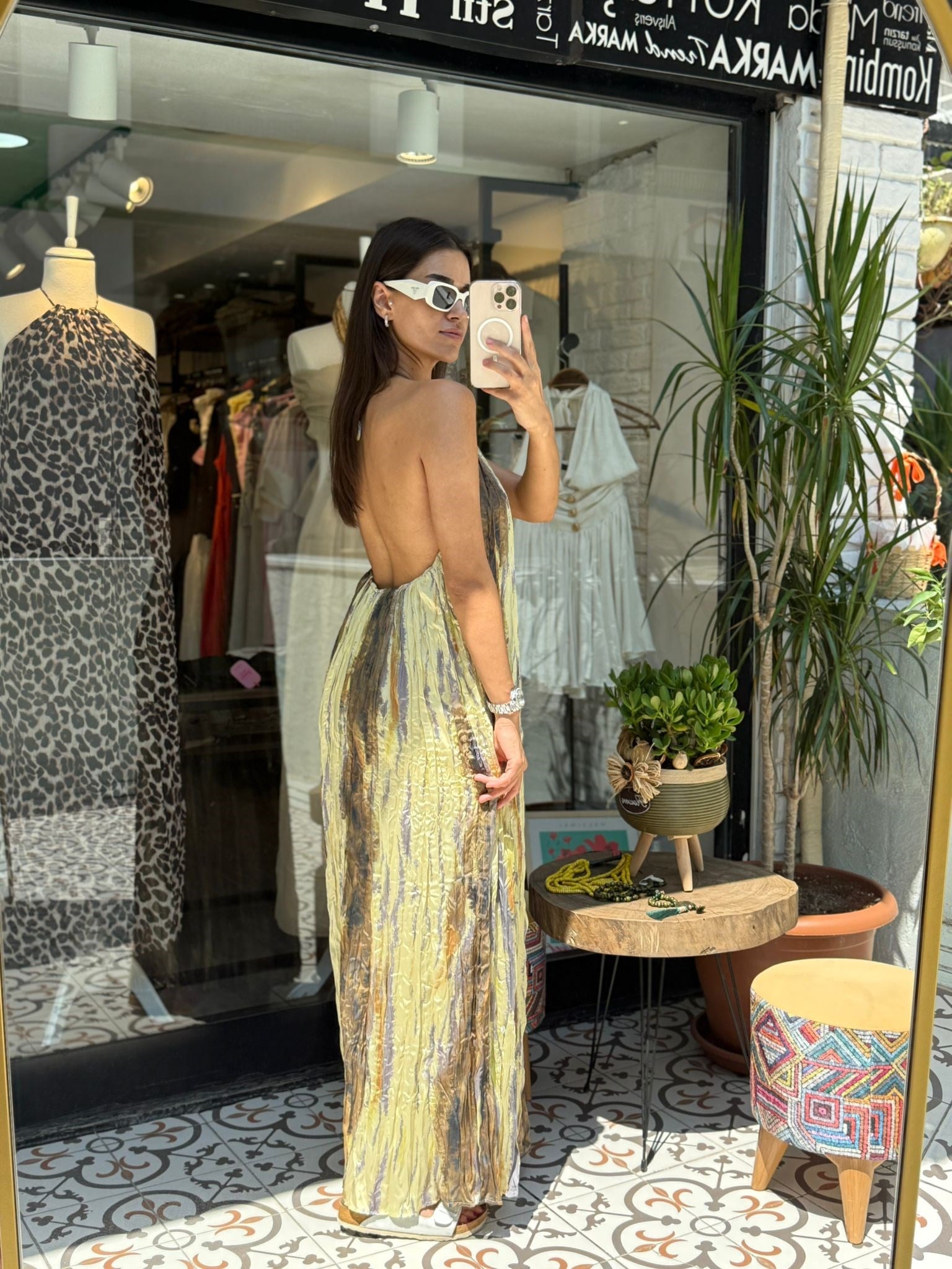 Sırt Dekolteli Batik Desenli Pliseli Uzun Elbise