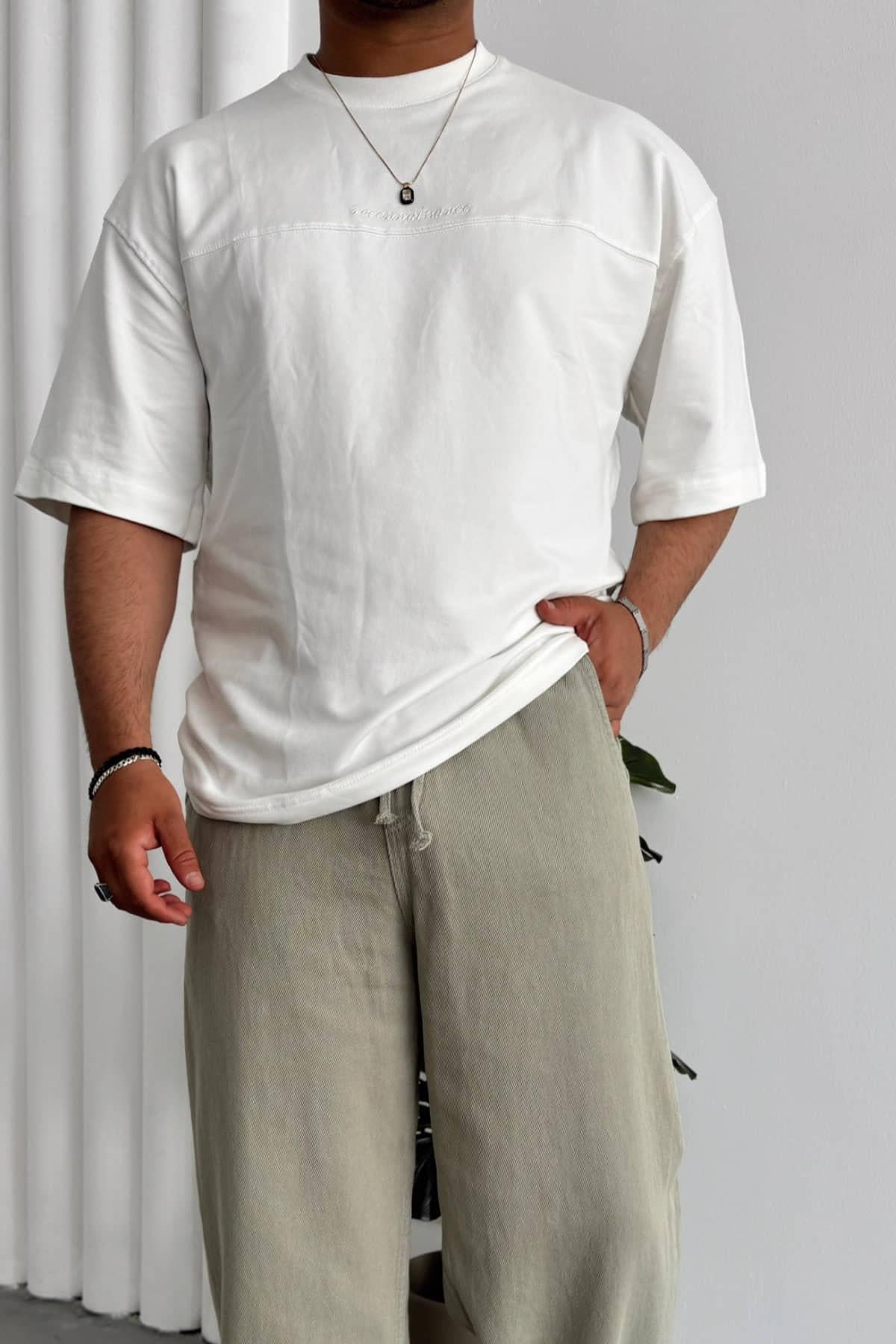 Beyaz Nakışlı T-shirt