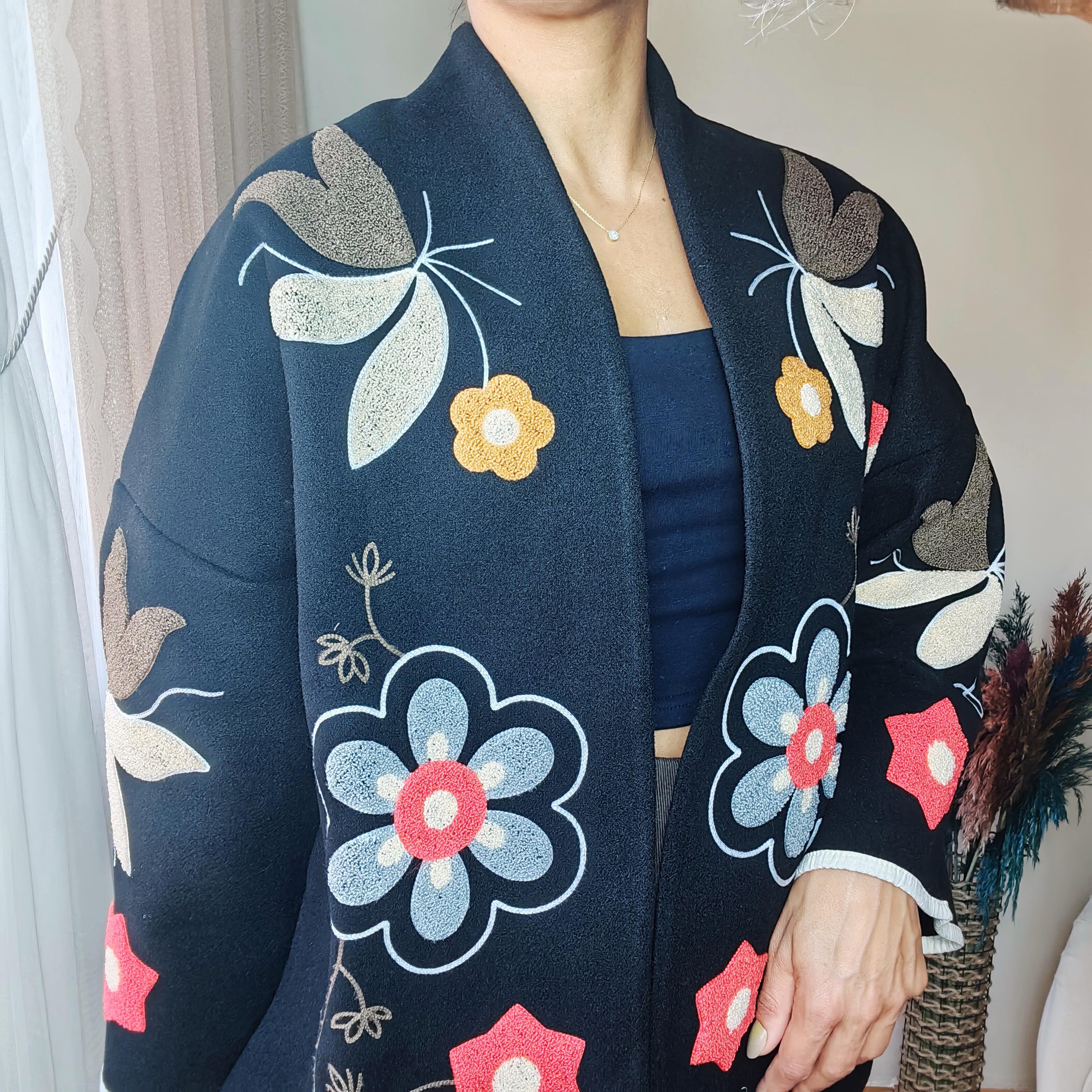 Mimoza İşlemeli Kaşe Ceket