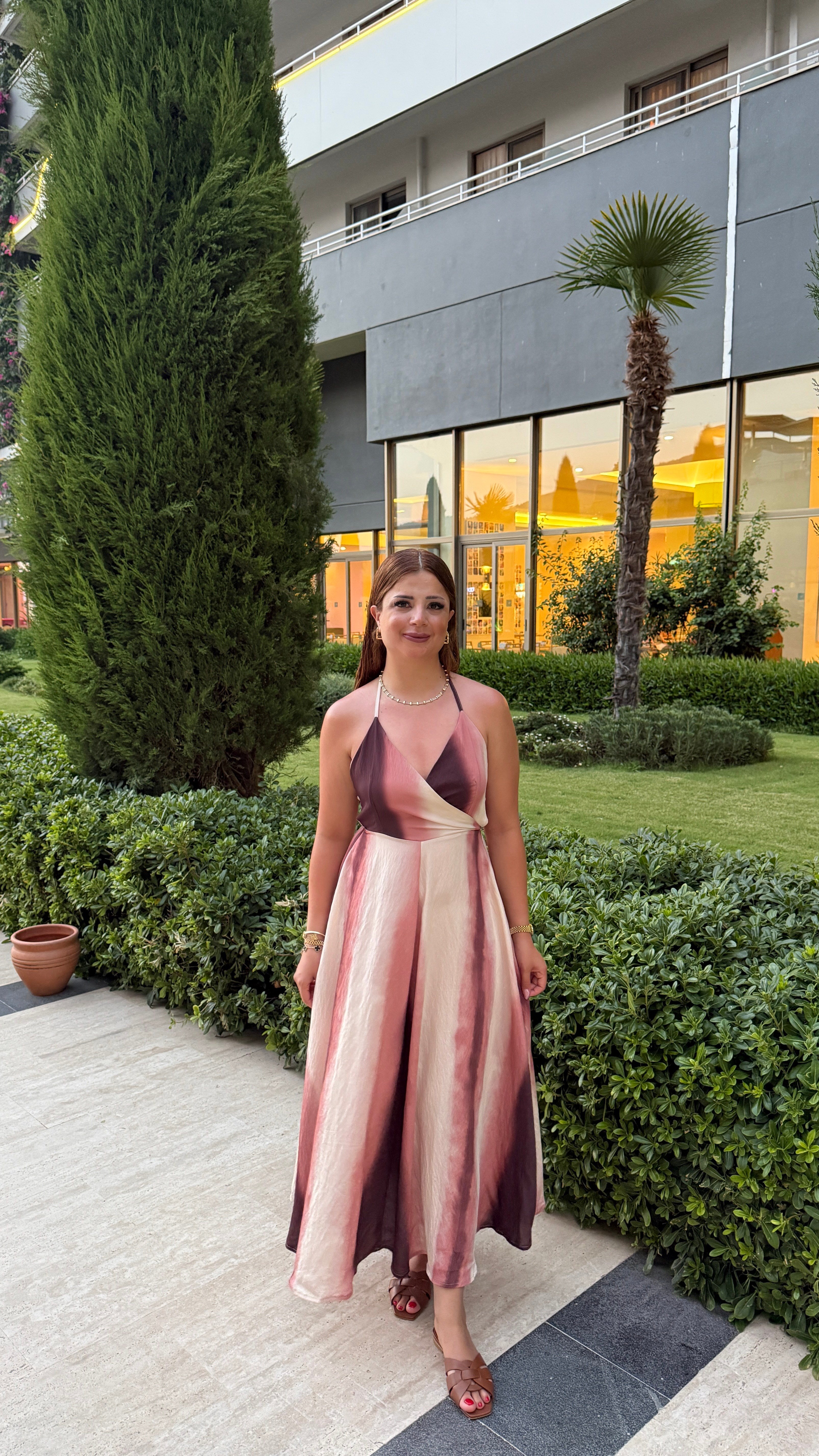 Batık Desenli Boyundan Bağlamalı Elbise