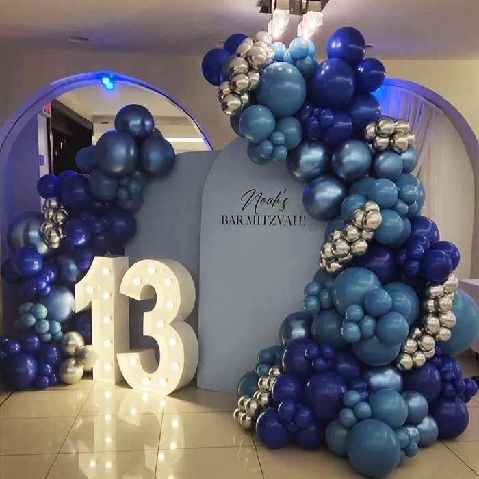 13 Yaş Bar Mitzvah Mavi Tonlu Balon Süsleme Konsepti