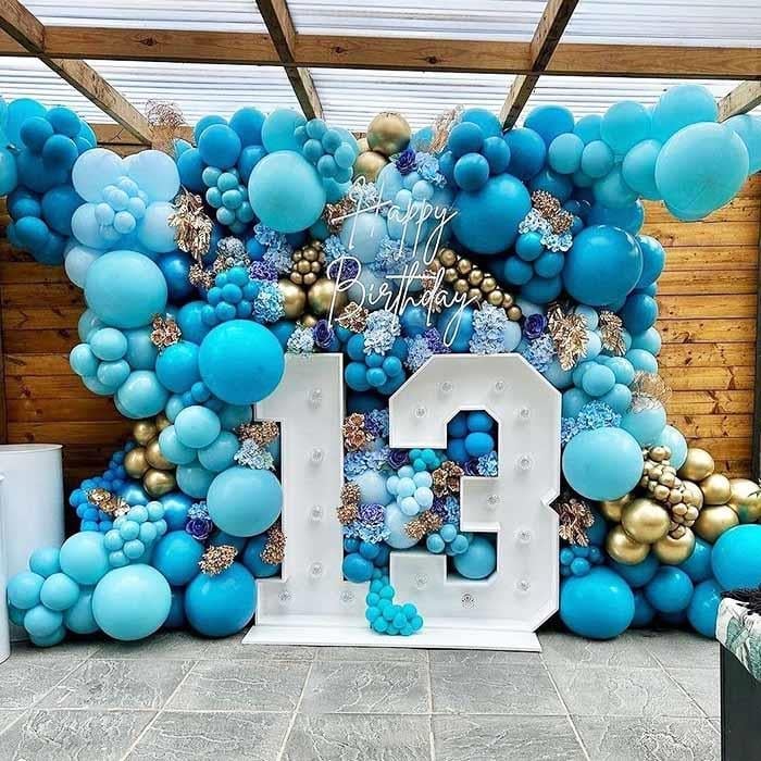 13 Yaş Mitzvah Mavi Gold Balon Süsleme Konsepti