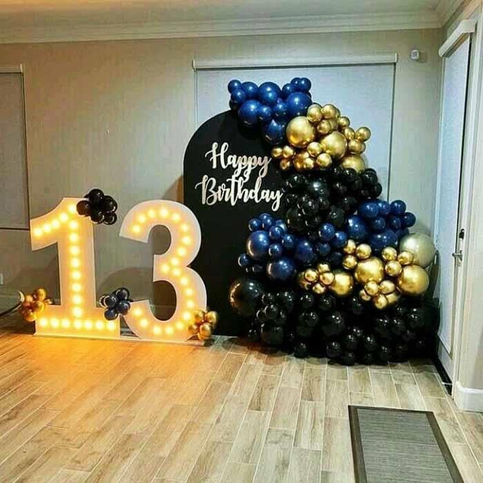 13 Yaş Siyah & Altın Işıklı Balon Süsleme Konsepti