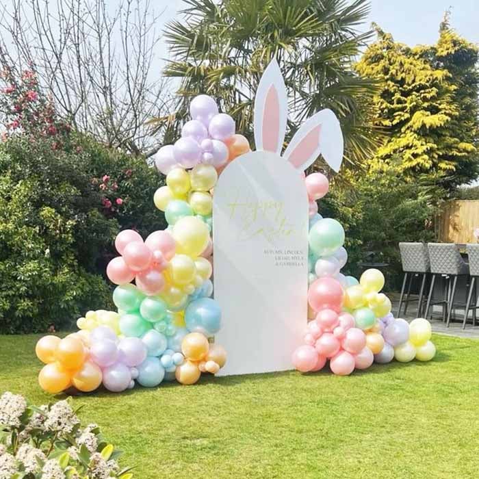 Bahçede Paskalya Tavşan Temalı Pastel Balon Süsleme Konsepti
