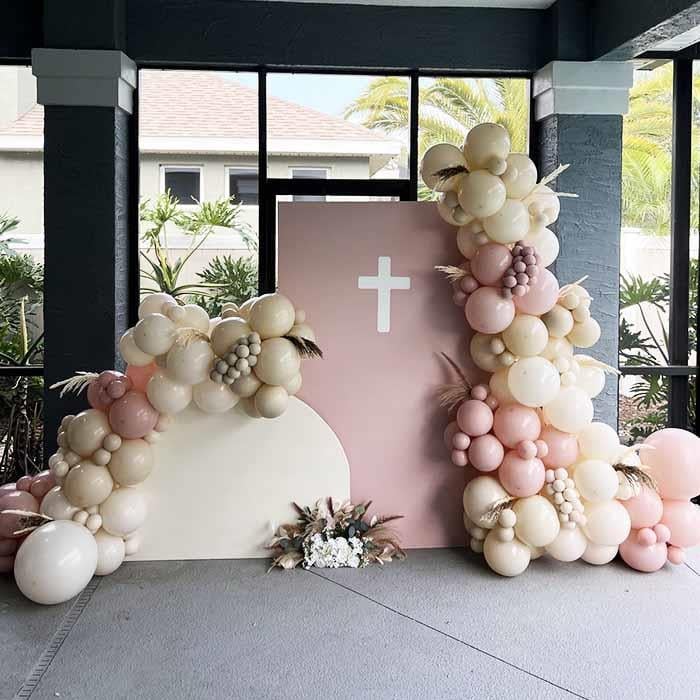 Pastel Tonlu Haç Figürlü Vaftiz Kutlaması Balon Süsleme Konsepti