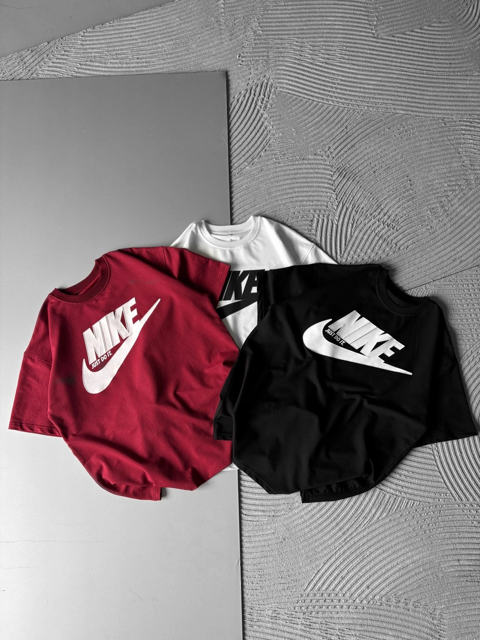 BİSİKLET YAKA NK APLİKE HS OVERSİZE TSHİRT BORDO