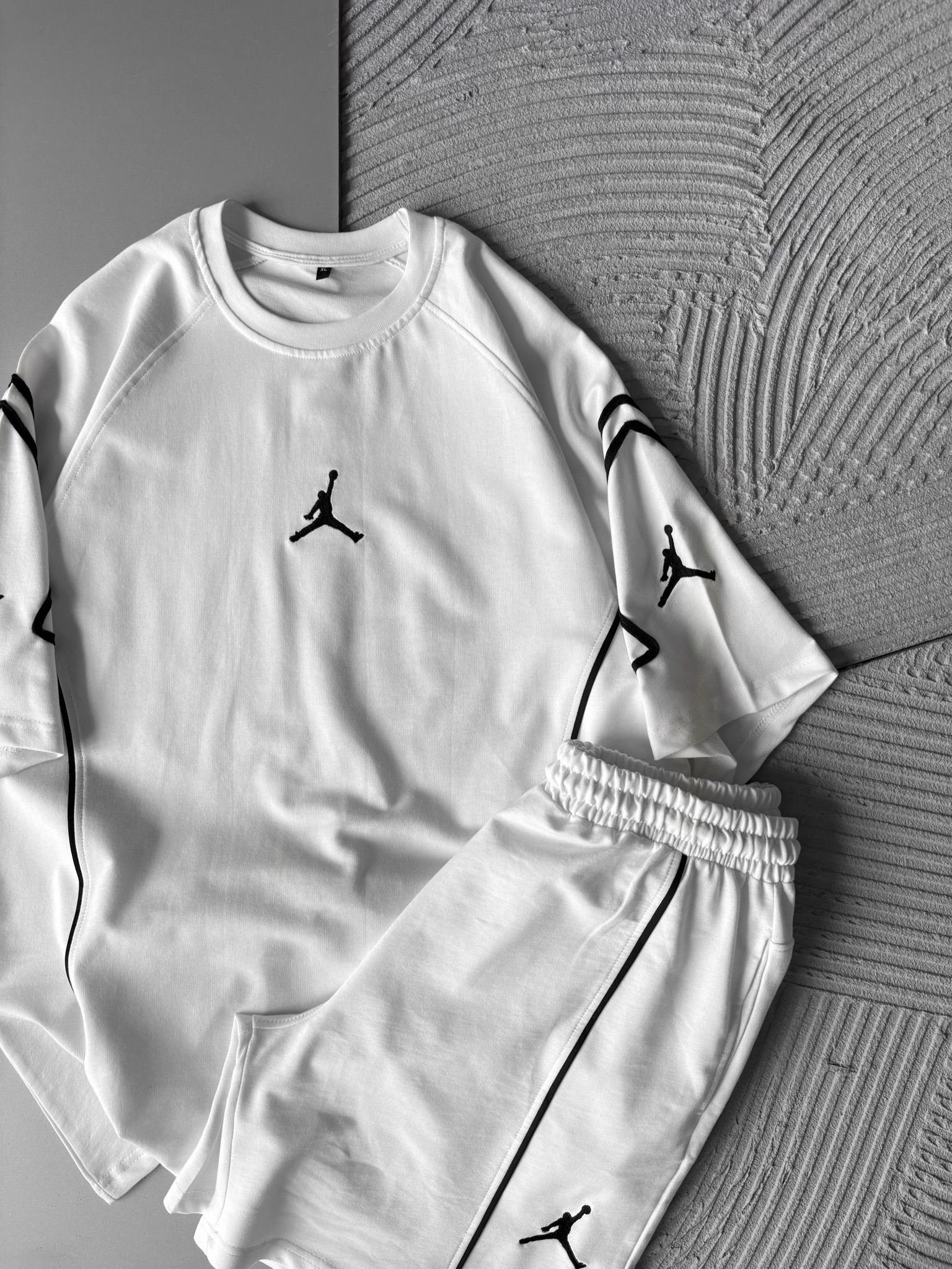 BİSKLET YAKA 2 İPLİK KUMAS JORDAN NAKIŞLI ŞORTLU TAKIM BEYAZ