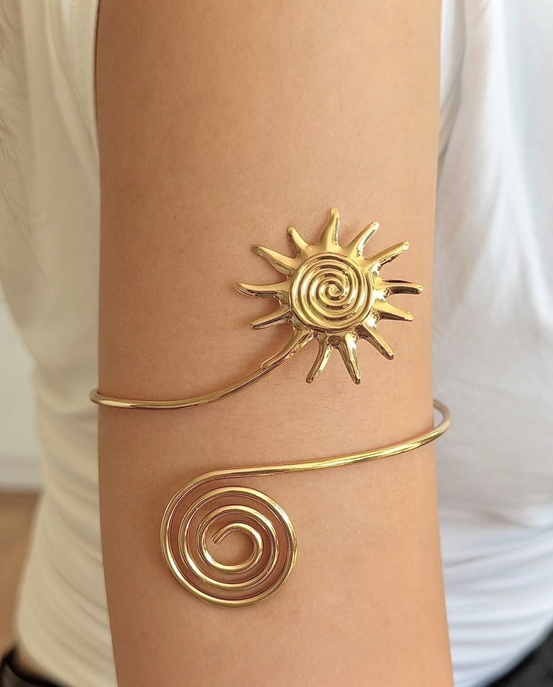 Altın Renk Kelebek Figürlü Spiral Tasarım Üst Kol Bilekliği