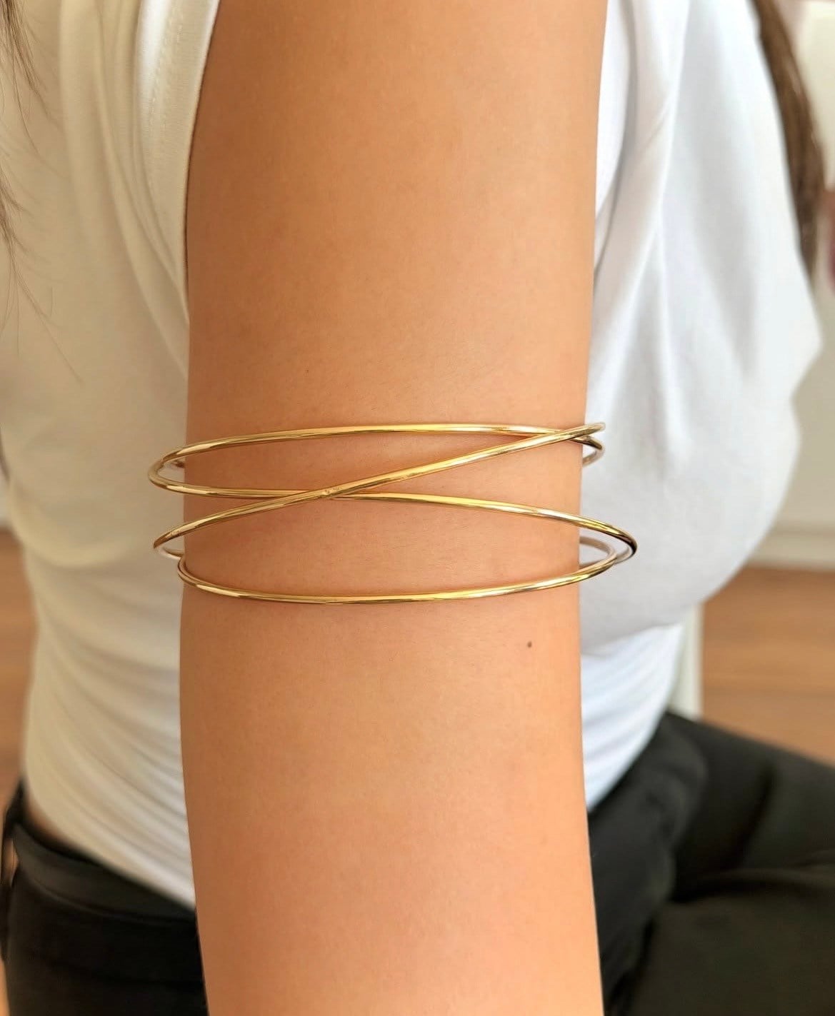 Altın Renk Minimalist Spiral Kol Üstü Kelepçe